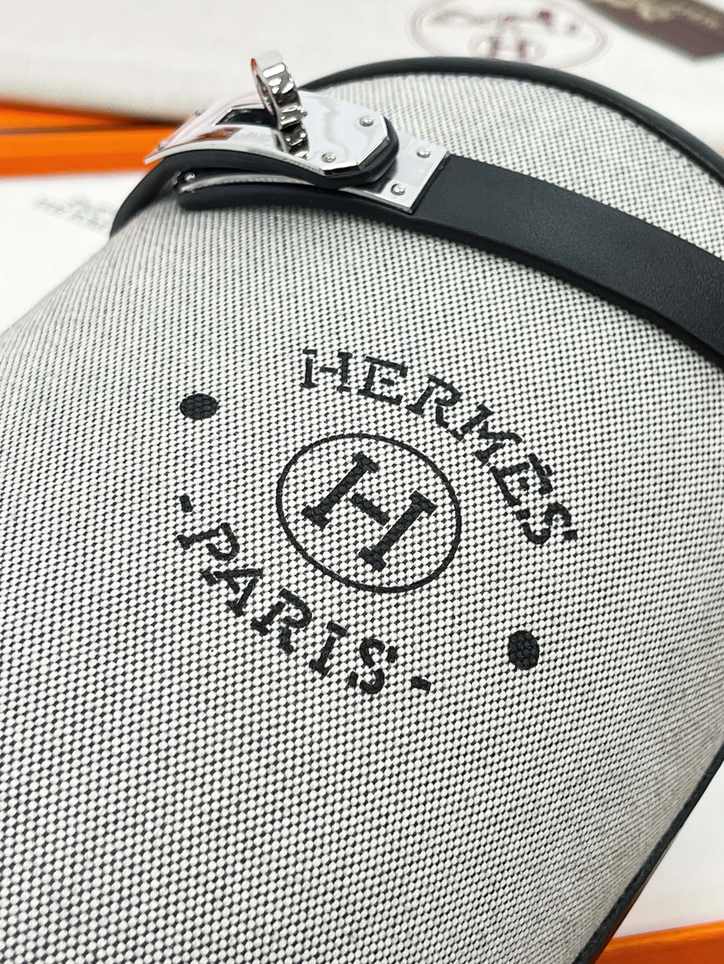 Bottes Hermes kelly ! Nous savons tous que Hermes pour les exigences de cuir sont très strictes ce cuir bottes tout importé personnalisé épaisseur du matériau et la texture du cuir est très bon coût est également environ trois fois le coût des bottes ordinaires matériau de doublure est également importé personnalisé cuir de vache semelle extérieure est importé d'Italie et doit également être épaissi cinq boutons décoratifs or tout en utilisant la qualité de l'acier ne sera pas l'oxydation ne rouille pas la brillance est très bon ! Hauteur du cylindre 39cm Hauteur du talon 2cm Couleur : noir, marron Longueur : 35-39 (40 sur mesure non retournable) P1700-High-fashion factory