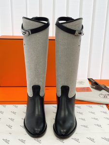 --Today's new 🛒 - Hermeskelly long boots on behalf of the purchase level! We all know that Hermes for the leather requirements are very strict this boots leather all imported custom material thickness and leather texture is very good cost is also about three times the cost of ordinary boots lining material is also imported custom cowhide outsole is imported from Italy and also have to be thickened gold buckles all steel will not oxidize will not rust gloss is very good! Cylinder height 39cm heel height 2cm color: black, brown yards: 35-39 (40 custom non-returnable) P1700-high imitation factory