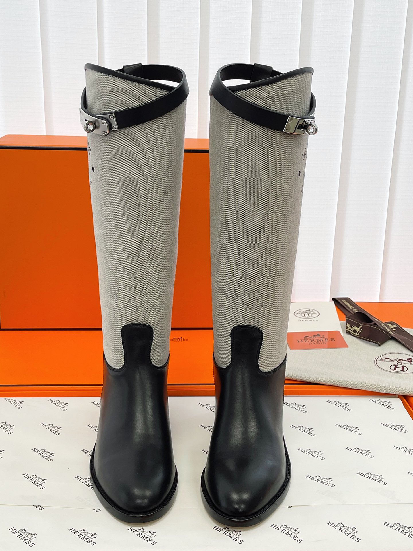 ¡--Today's nuevo 🛒 - botas Hermeskelly en nombre del nivel! ¡Todos sabemos que Hermes para los requisitos de cuero son muy estrictas esta botas de cuero todo el espesor del material personalizado importado y textura de cuero es muy buen costo es también cerca de tres veces el costo de las botas ordinarias material del forro es también importado suela de cuero de vaca personalizado es importado de Italia y también tienen que ser engrosada cinco botones decorativos de oro todo el acero no se oxida no se oxida brillo es muy bueno! Altura del cilindro 39cm Altura del tacón 2cm Color: negro, marrón Yardage: 35-39 (40 a medida no retornables) P1700-Fábrica de alta moda