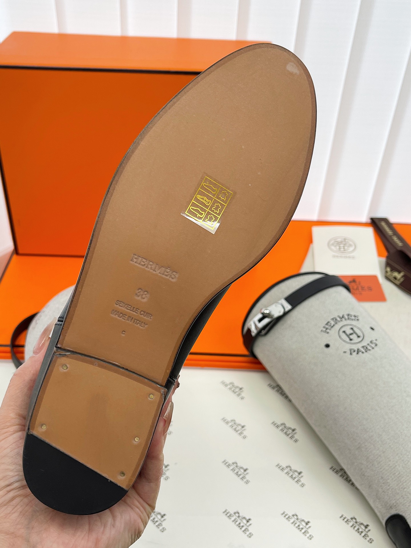 Bottes Hermes kelly ! Nous savons tous que Hermes pour les exigences de cuir sont très strictes ce cuir bottes tout importé personnalisé épaisseur du matériau et la texture du cuir est très bon coût est également environ trois fois le coût des bottes ordinaires matériau de doublure est également importé personnalisé cuir de vache semelle extérieure est importé d'Italie et doit également être épaissi cinq boutons décoratifs or tout en utilisant la qualité de l'acier ne sera pas l'oxydation ne rouille pas la brillance est très bon ! Hauteur du cylindre 39cm Hauteur du talon 2cm Couleur : noir, marron Longueur : 35-39 (40 sur mesure non retournable) P1700-High-fashion factory