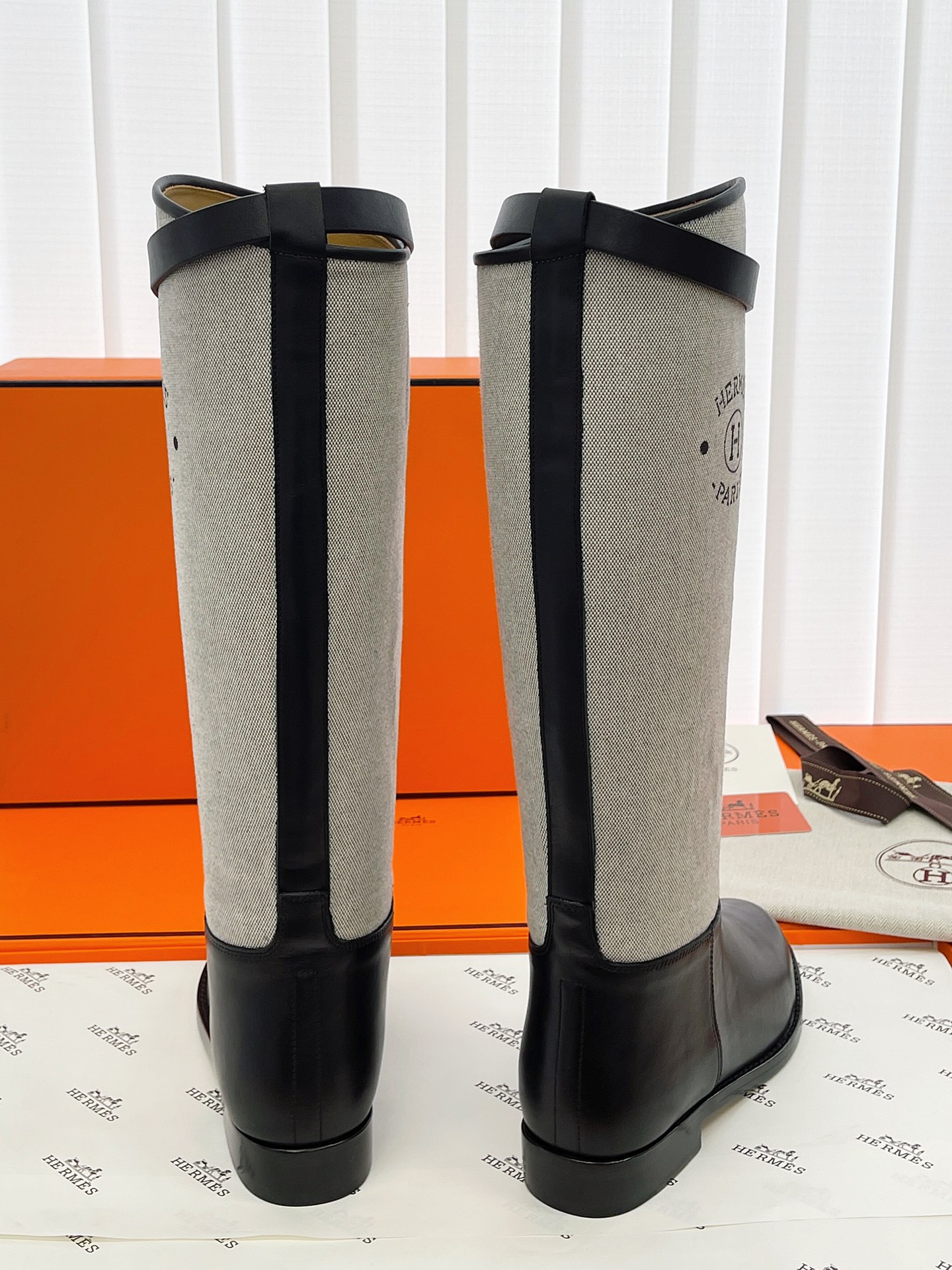 --Today's new 🛒 - Hermeskelly long boots on behalf of the purchase level! We all know that Hermes for the leather requirements are very strict this boots leather all imported custom material thickness and leather texture is very good cost is also about three times the cost of ordinary boots lining material is also imported custom cowhide outsole is imported from Italy and also have to be thickened gold buckles all steel will not oxidize will not rust gloss is very good! Cylinder height 39cm heel height 2cm color: black, brown yards: 35-39 (40 custom non-returnable) P1700-high imitation factory