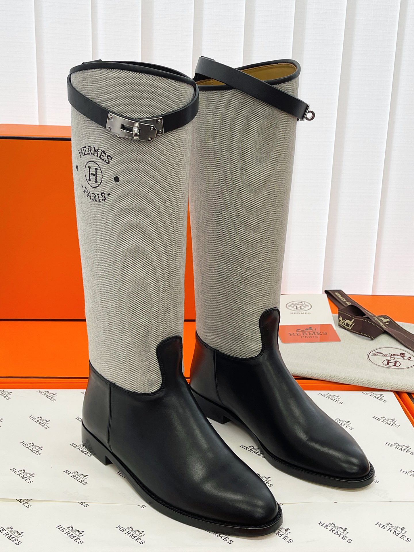 Bottes Hermes kelly ! Nous savons tous que Hermes pour les exigences de cuir sont très strictes ce cuir bottes tout importé personnalisé épaisseur du matériau et la texture du cuir est très bon coût est également environ trois fois le coût des bottes ordinaires matériau de doublure est également importé personnalisé cuir de vache semelle extérieure est importé d'Italie et doit également être épaissi cinq boutons décoratifs or tout en utilisant la qualité de l'acier ne sera pas l'oxydation ne rouille pas la brillance est très bon ! Hauteur du cylindre 39cm Hauteur du talon 2cm Couleur : noir, marron Longueur : 35-39 (40 sur mesure non retournable) P1700-High-fashion factory