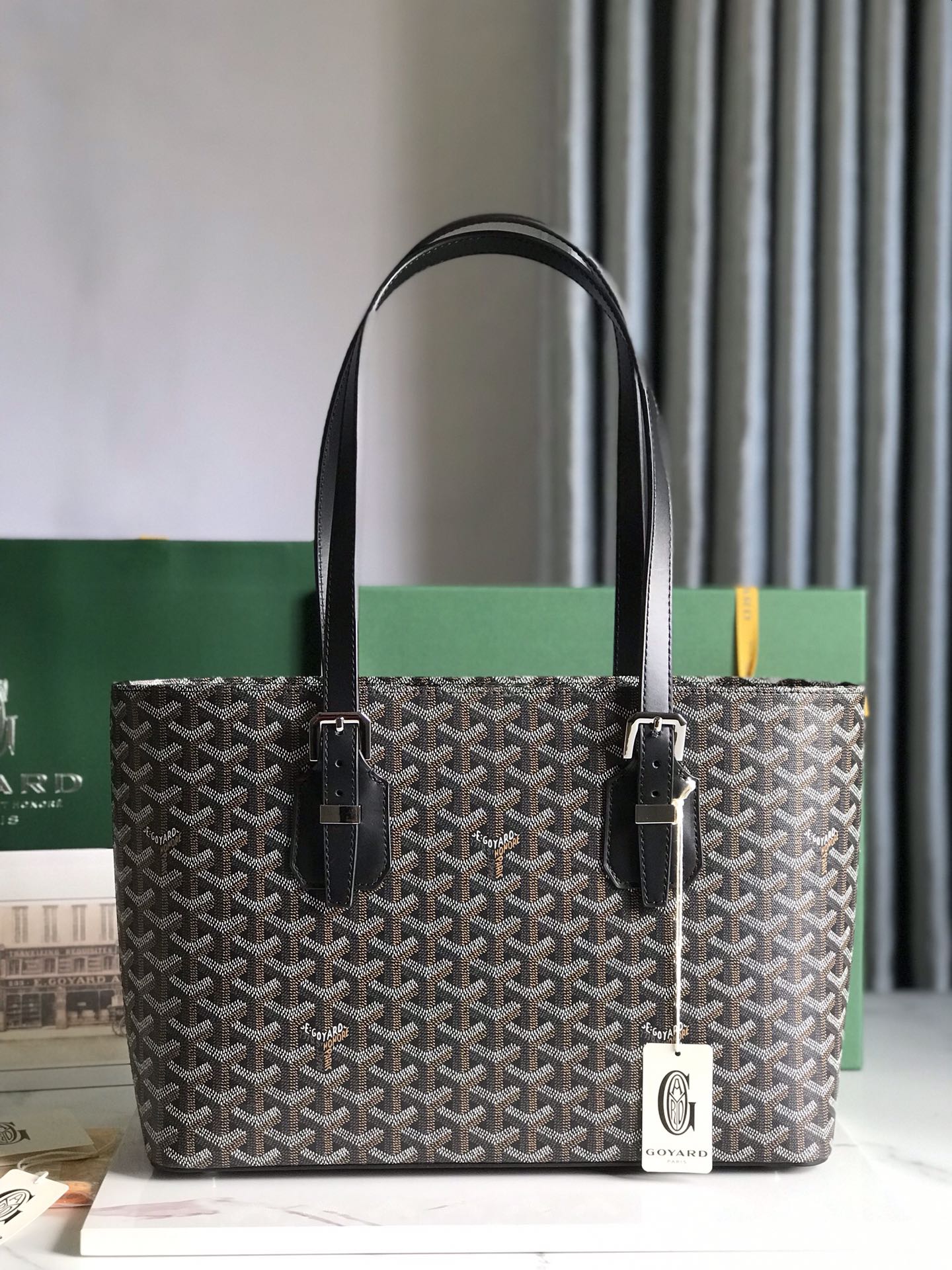 P1720 Goyard 黑色中古包立挺的版型洋溢着都市的时尚感知性典雅简约中性冷酷范十足
双拉链开口内附双隔层袋手柄长度可随意调节既可手提也可肩背！
尺寸Size：35.5*24.5*10cm-高仿包包