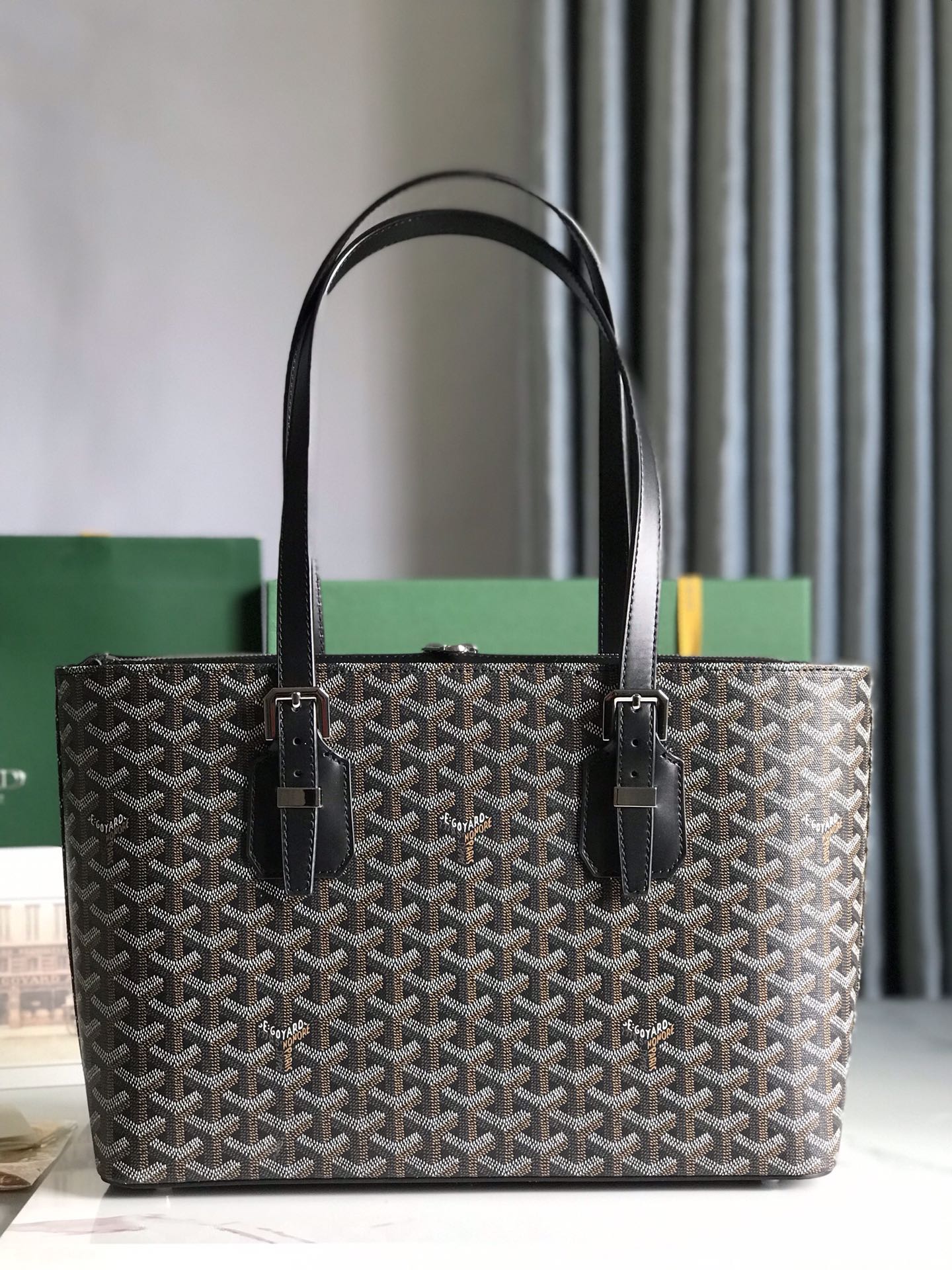 图片[4]-P1720 Goyard 黑色中古包立挺的版型洋溢着都市的时尚感知性典雅简约中性冷酷范十足
双拉链开口内附双隔层袋手柄长度可随意调节既可手提也可肩背！
尺寸Size：35.5*24.5*10cm-高仿包包