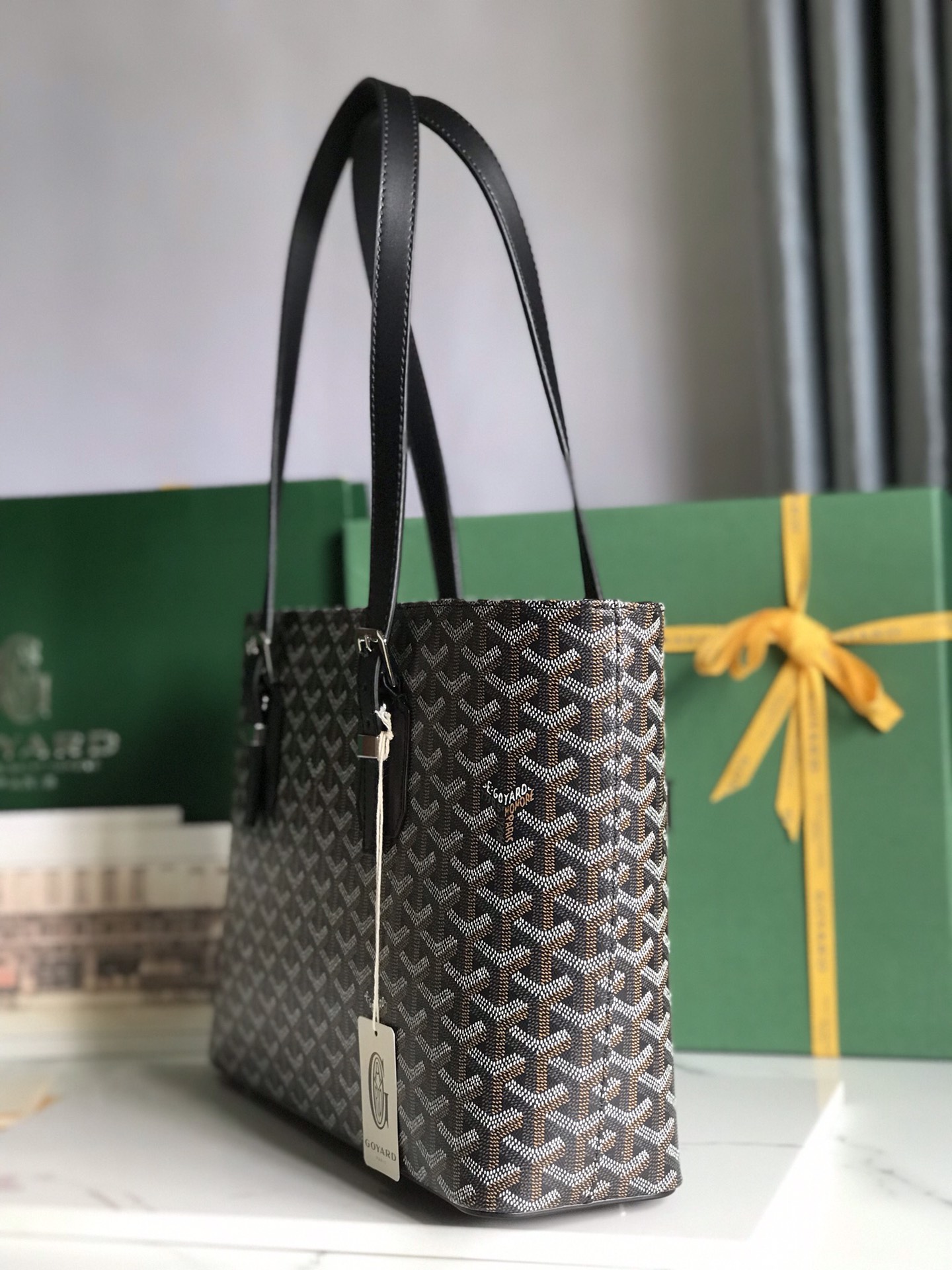 图片[2]-P1720 Goyard 黑色中古包立挺的版型洋溢着都市的时尚感知性典雅简约中性冷酷范十足
双拉链开口内附双隔层袋手柄长度可随意调节既可手提也可肩背！
尺寸Size：35.5*24.5*10cm-高仿包包