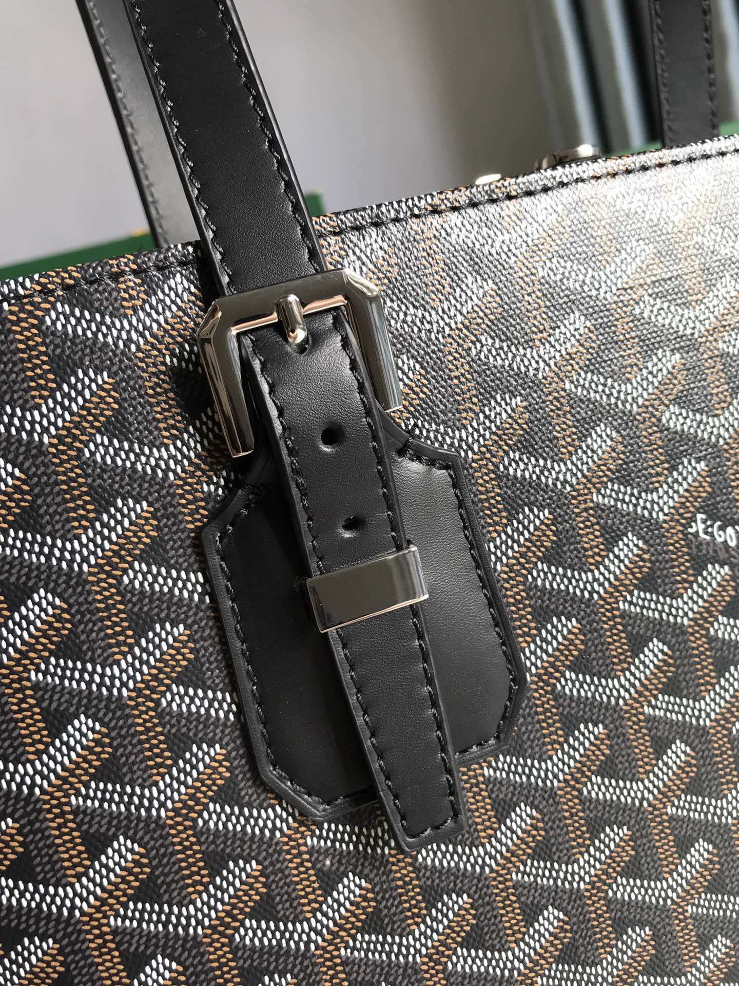 图片[5]-P1720 Goyard 黑色中古包立挺的版型洋溢着都市的时尚感知性典雅简约中性冷酷范十足
双拉链开口内附双隔层袋手柄长度可随意调节既可手提也可肩背！
尺寸Size：35.5*24.5*10cm-高仿包包