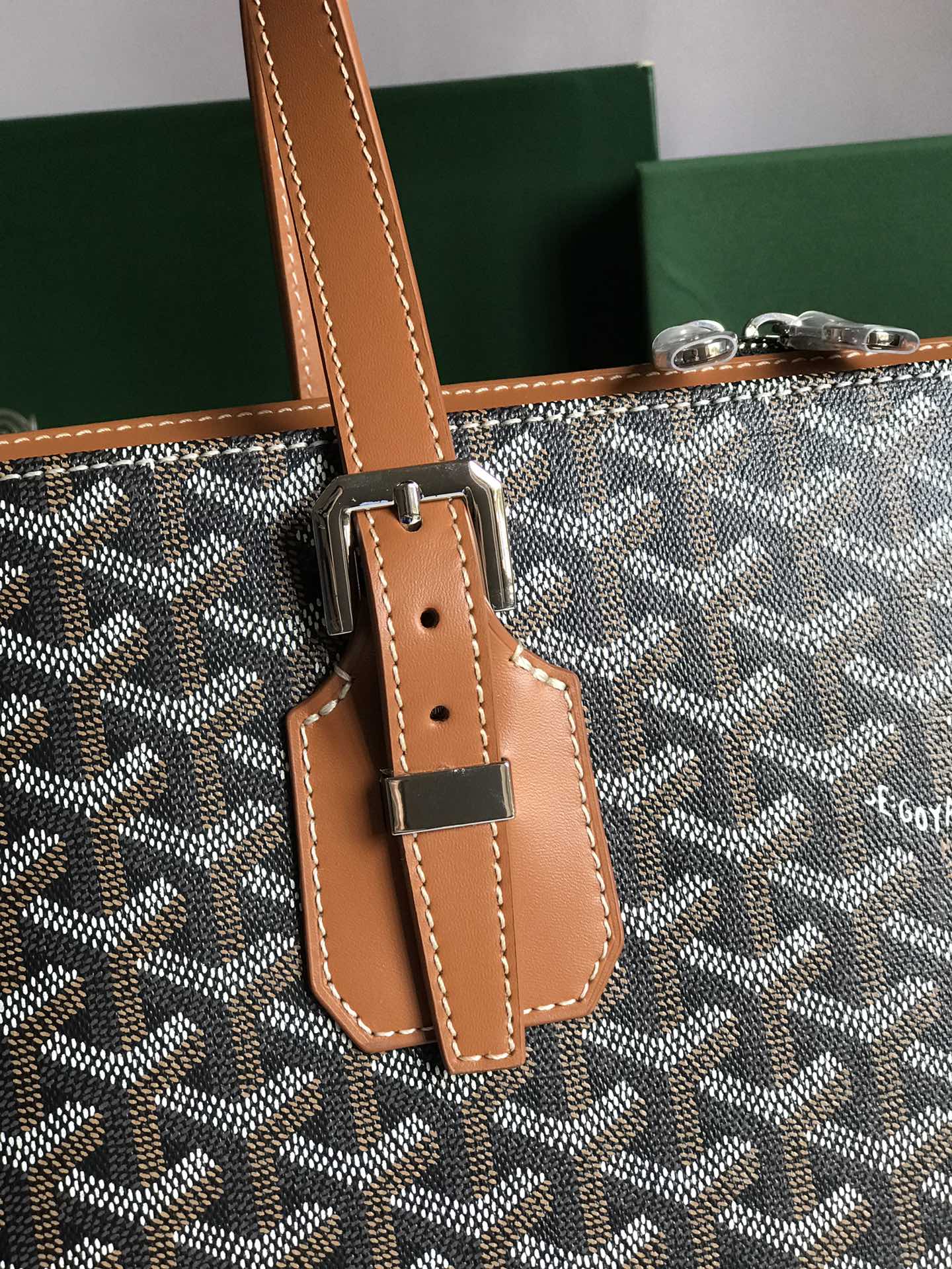 P1720 Goyard brown antique bag forme verticale débordant de sensibilité à la mode urbaine simplicité élégante modèle unisexe cool ouverture complète à double zip avec poches à double compartiment longueur de la poignée ajustable à la main et à l'épaule ! Taille : 35.5*24.5*10cm-Hauts Sacs Faux