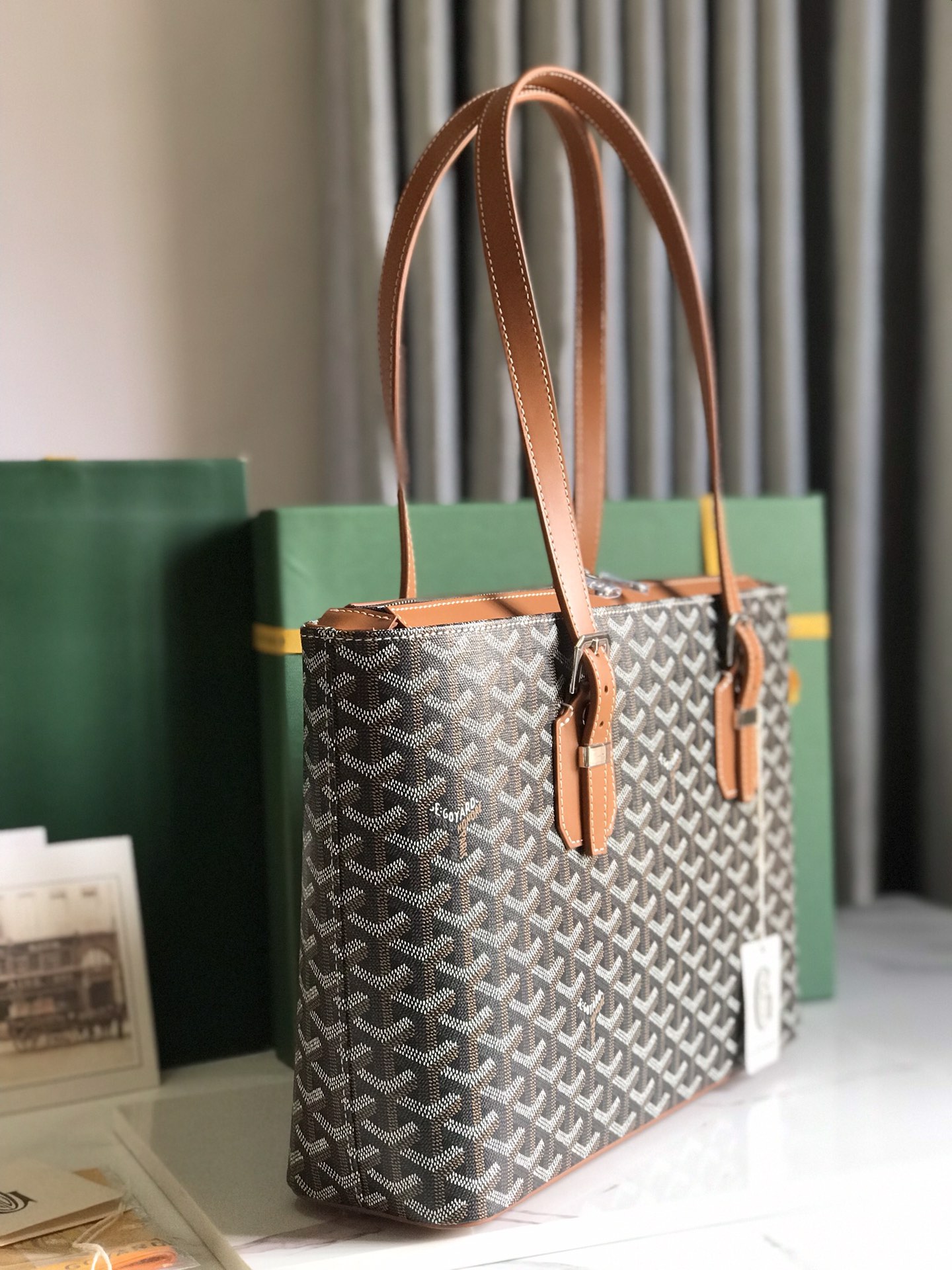 图片[9]-P1720 Goyard 棕色中古包立挺的版型洋溢着都市的时尚感知性典雅简约中性冷酷范十足
双拉链开口内附双隔层袋手柄长度可随意调节既可手提也可肩背！
尺寸Size：35.5*24.5*10cm-高仿包包