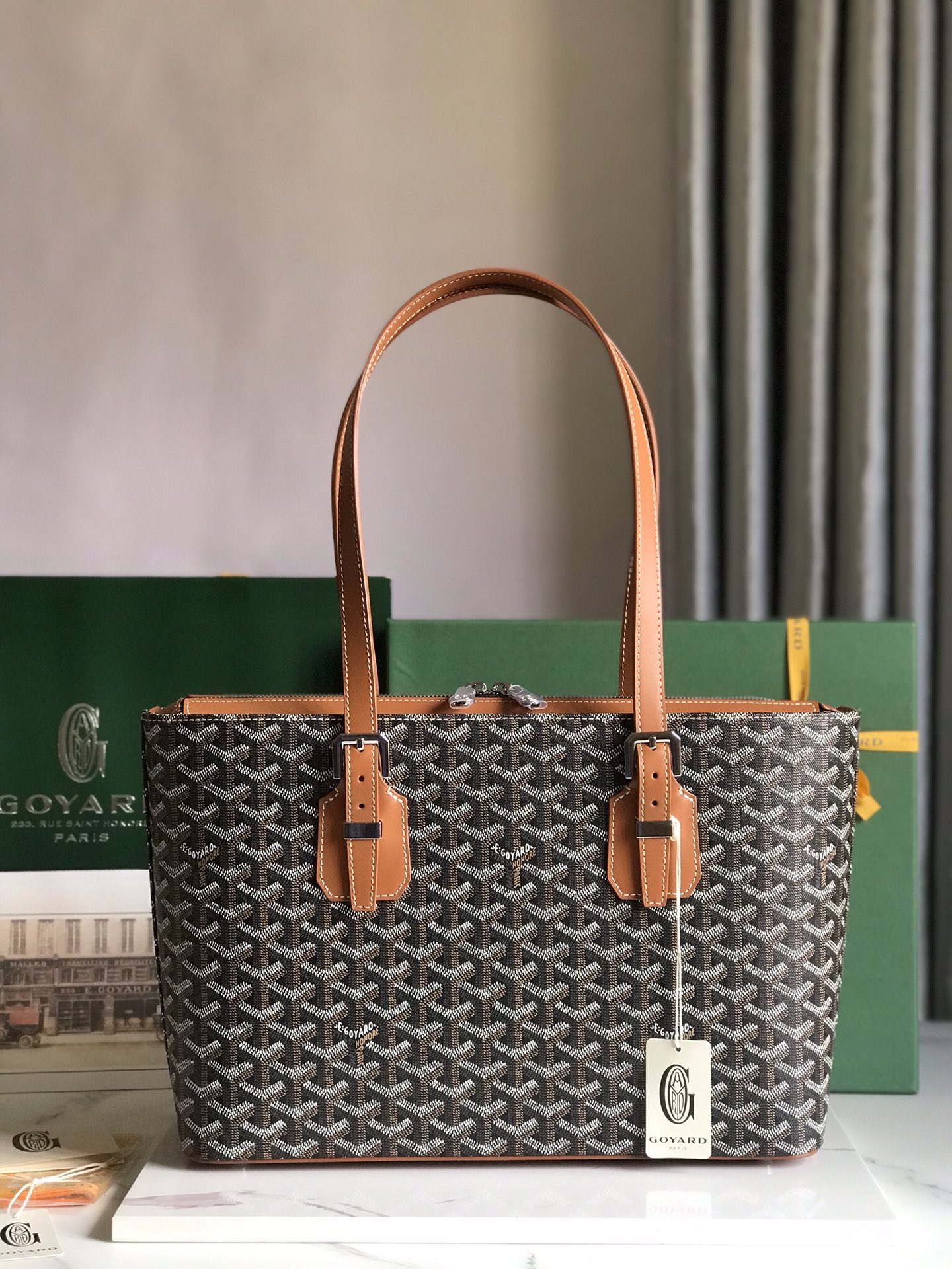 P1720 Goyard brown antique bag forme verticale débordant de sensibilité à la mode urbaine simplicité élégante modèle unisexe cool ouverture complète à double zip avec poches à double compartiment longueur de la poignée ajustable à la main et à l'épaule ! Taille : 35.5*24.5*10cm-Hauts Sacs Faux