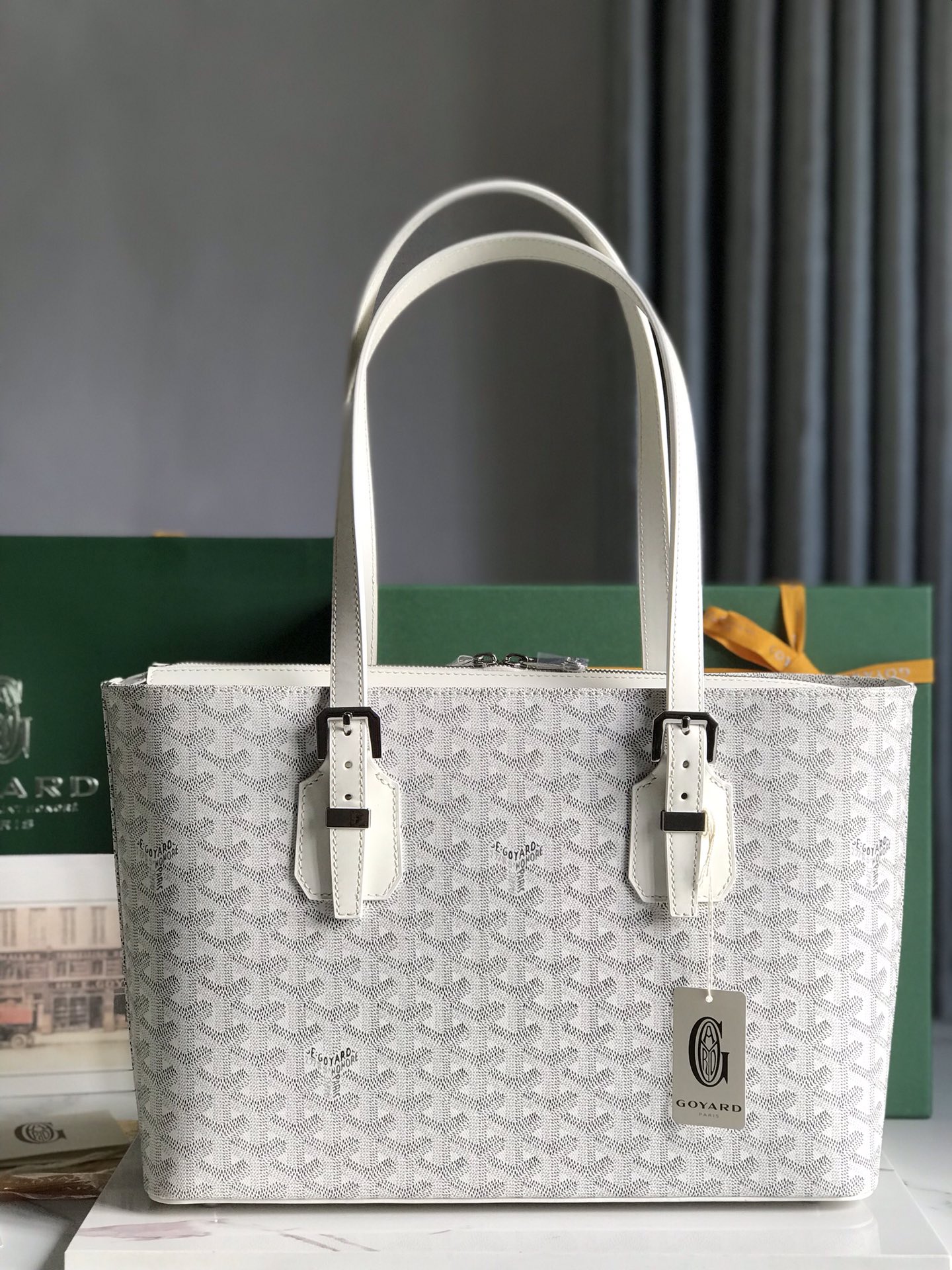 P1720 Goyard 太空银中古包立挺的版型洋溢着都市的时尚感知性典雅简约中性冷酷范十足
双拉链开口内附双隔层袋手柄长度可随意调节既可手提也可肩背！
尺寸Size：35.5*24.5*10cm-高仿包包