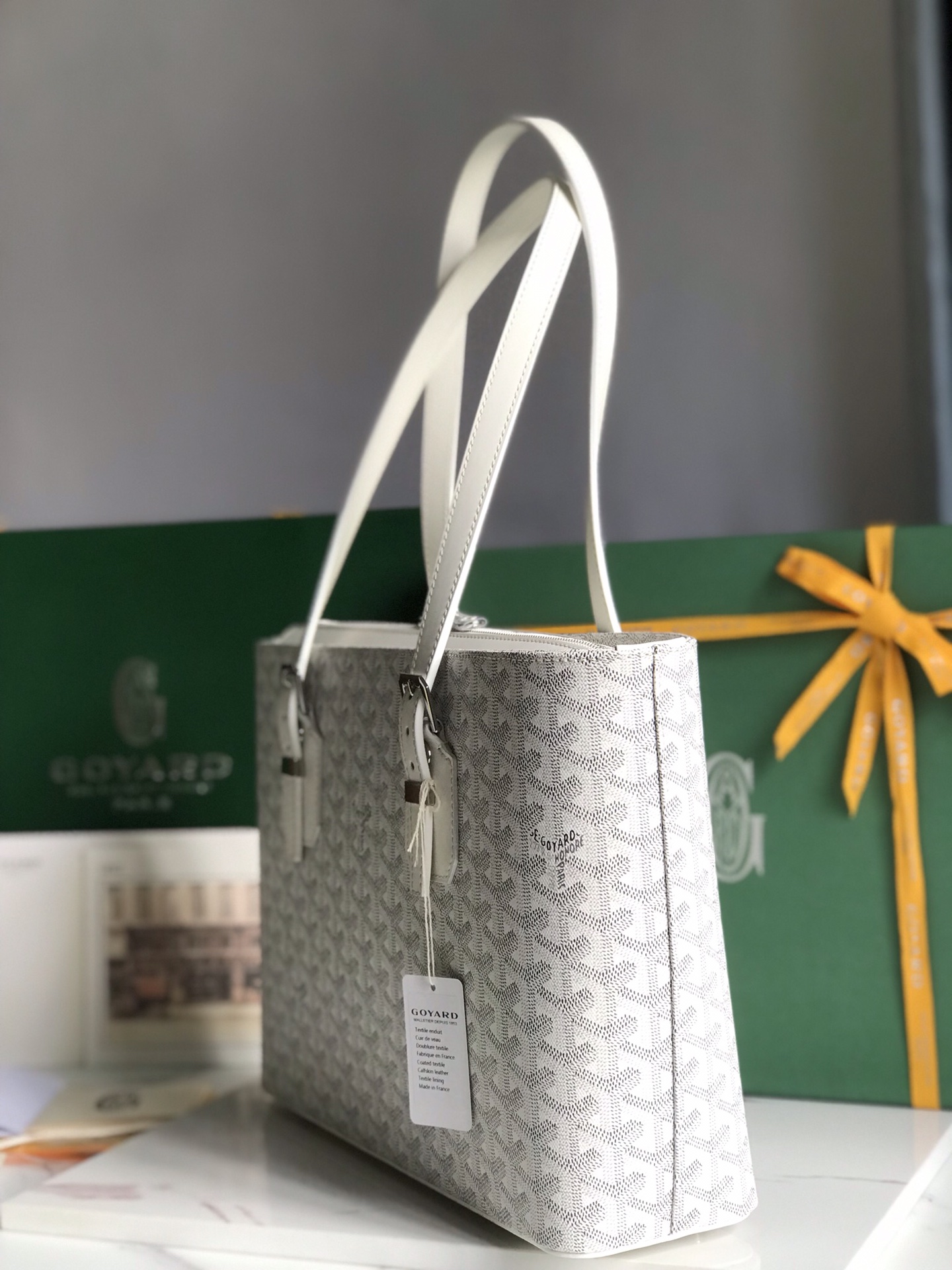 图片[5]-P1720 Goyard 太空银中古包立挺的版型洋溢着都市的时尚感知性典雅简约中性冷酷范十足
双拉链开口内附双隔层袋手柄长度可随意调节既可手提也可肩背！
尺寸Size：35.5*24.5*10cm-高仿包包