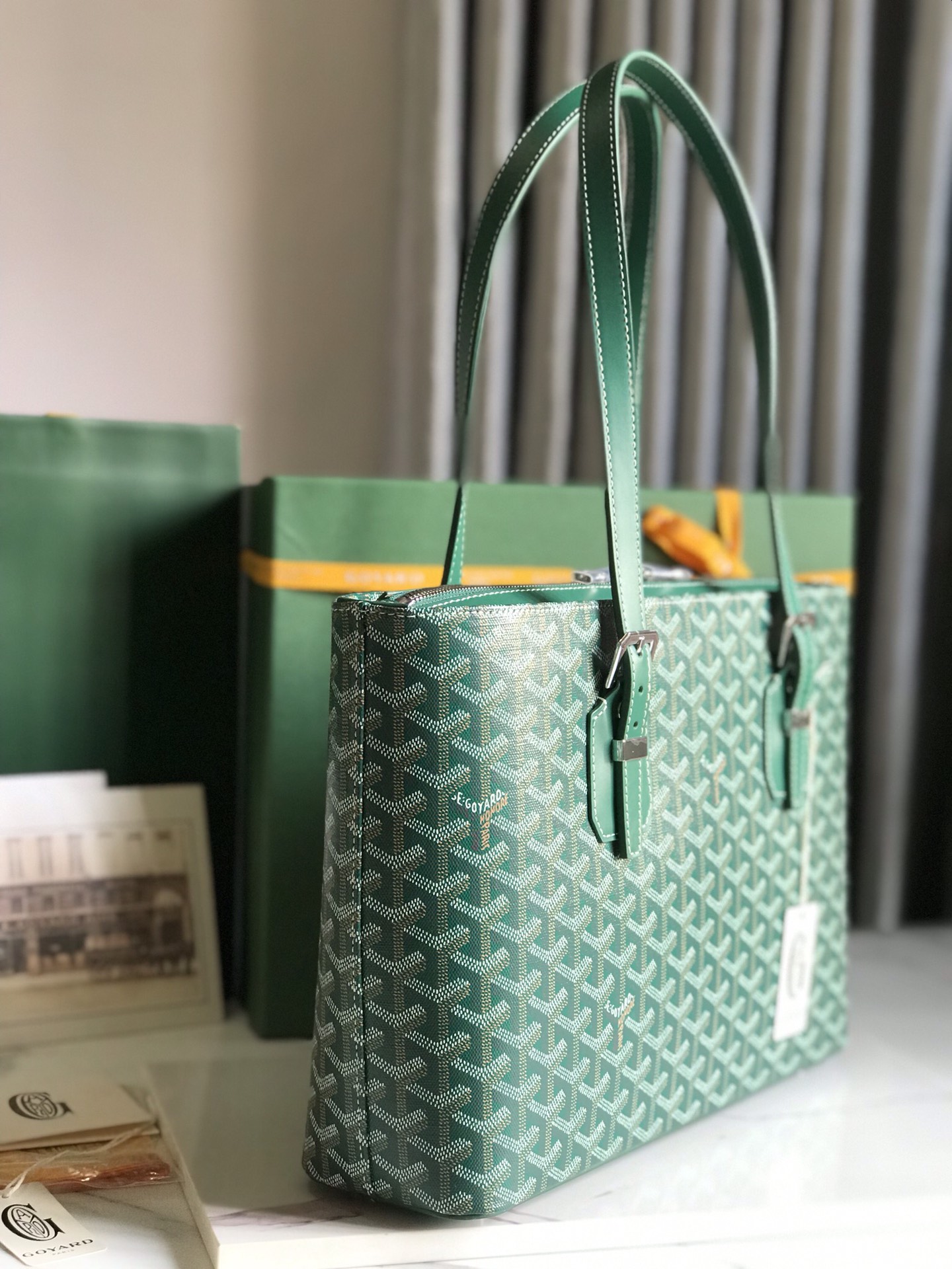 图片[2]-P1720 Goyard 绿色中古包立挺的版型洋溢着都市的时尚感知性典雅简约中性冷酷范十足
双拉链开口内附双隔层袋手柄长度可随意调节既可手提也可肩背！
尺寸Size：35.5*24.5*10cm-高仿包包