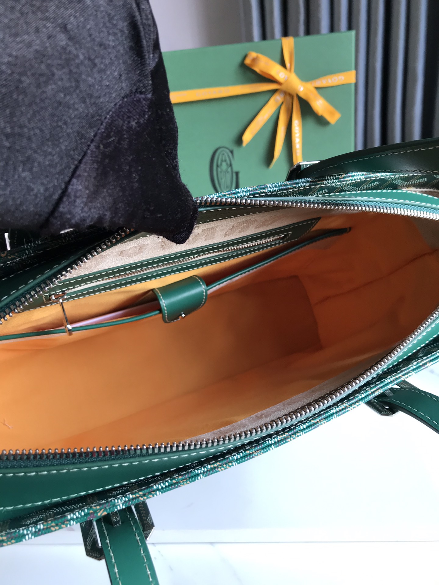 P1720 Goyard green antique bag forme verticale débordant de sensibilité à la mode urbaine simplicité élégante modèle unisexe cool ouverture complète à double zip avec poches à double compartiment longueur de la poignée ajustable à la main ou à l'épaule ! Taille : 35.5*24.5*10cm-Hauts Sacs Faux