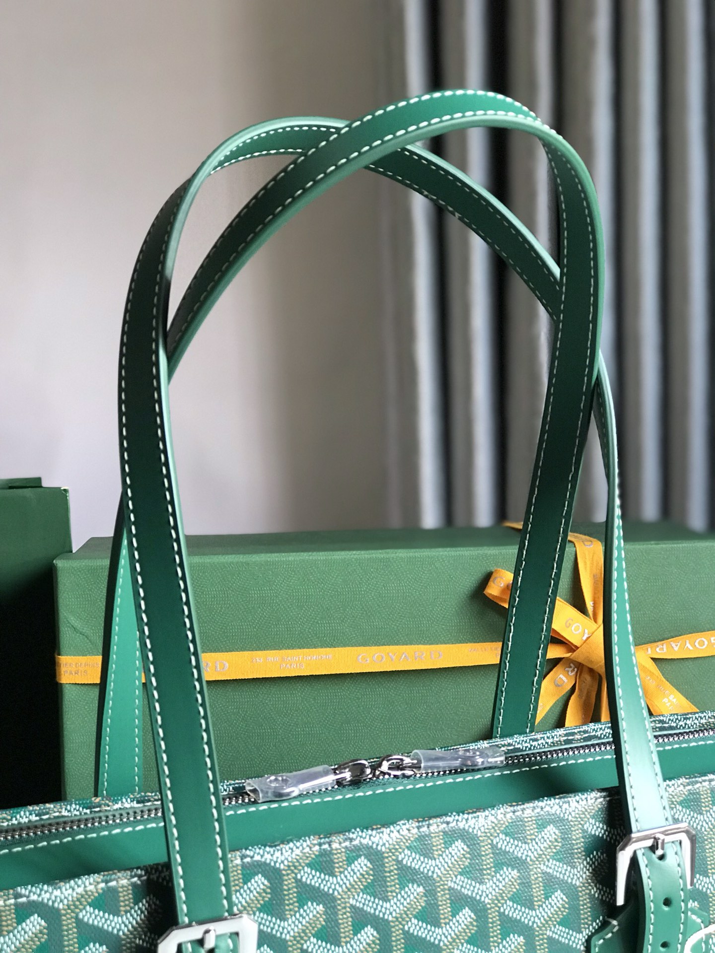 P1720 Goyard green antique bag forme verticale débordant de sensibilité à la mode urbaine simplicité élégante modèle unisexe cool ouverture complète à double zip avec poches à double compartiment longueur de la poignée ajustable à la main ou à l'épaule ! Taille : 35.5*24.5*10cm-Hauts Sacs Faux