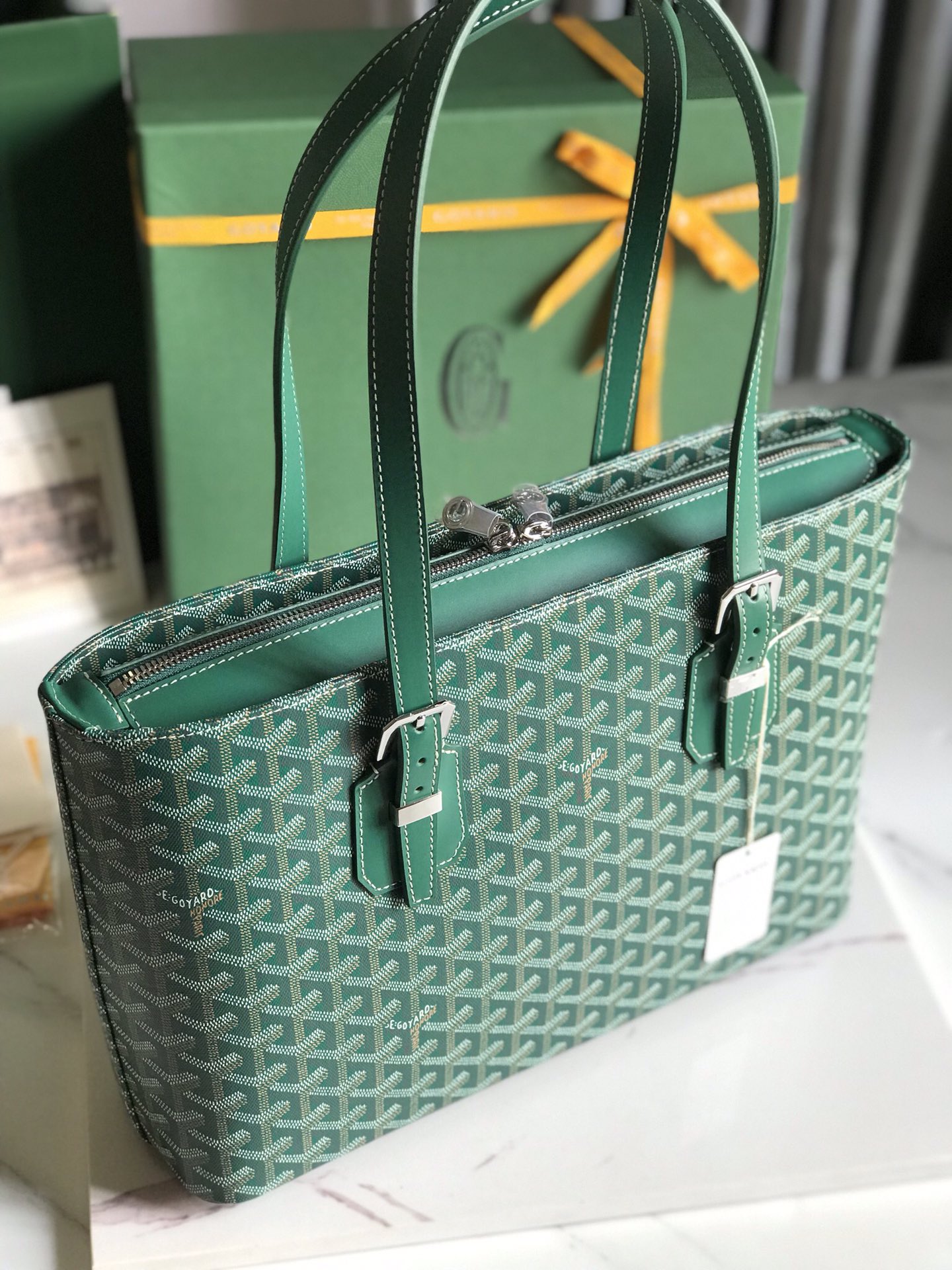 P1720 Goyard green antique bag forme verticale débordant de sensibilité à la mode urbaine simplicité élégante modèle unisexe cool ouverture complète à double zip avec poches à double compartiment longueur de la poignée ajustable à la main ou à l'épaule ! Taille : 35.5*24.5*10cm-Hauts Sacs Faux