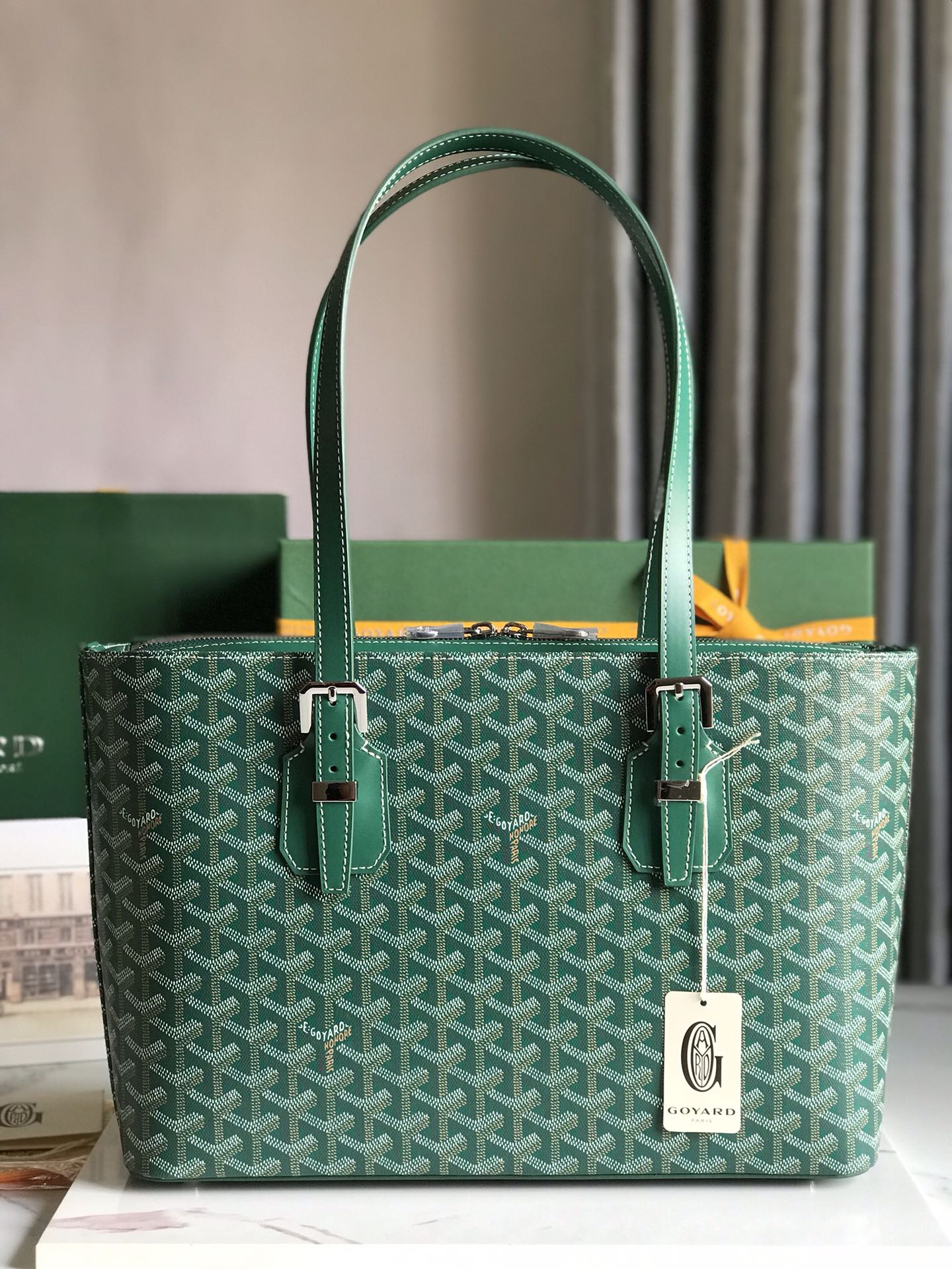 P1720 Goyard green antique bag forme verticale débordant de sensibilité à la mode urbaine simplicité élégante modèle unisexe cool ouverture complète à double zip avec poches à double compartiment longueur de la poignée ajustable à la main ou à l'épaule ! Taille : 35.5*24.5*10cm-Hauts Sacs Faux