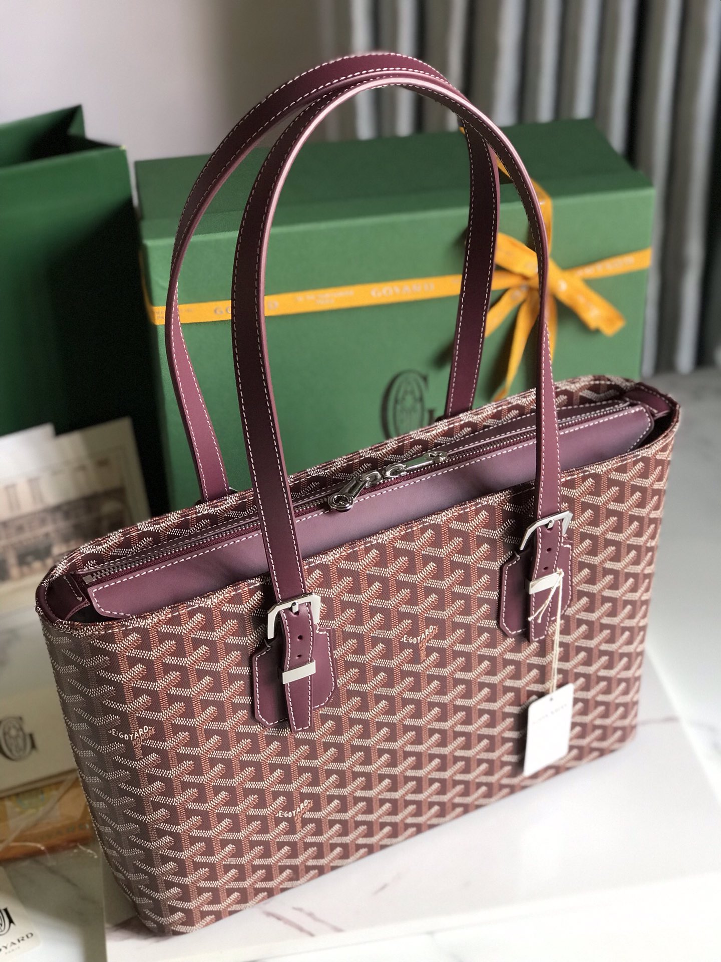 P1720 Goyard burgundy antique bag upright shape overflowing with urban fashion sensibility elegant simplicity unisex cool model full double zipper opening with double compartment pockets handle length can be adjusted either handheld or shoulder! Size: 35.5*24.5*10cm-High-fashion factory