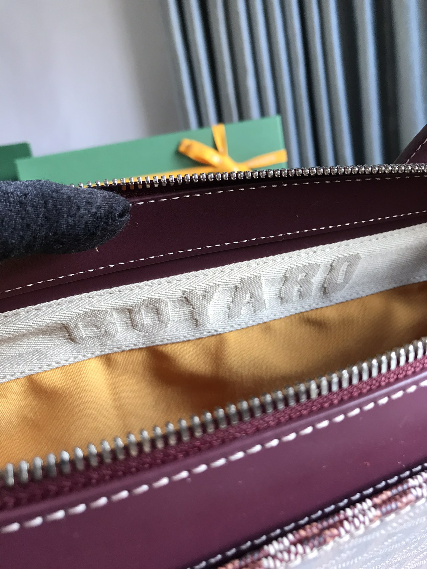 P1720 Goyard burgundy antique bag upright shape overflowing with urban fashion sensibility elegant simplicity unisex cool model full double zipper opening with double compartment pockets handle length can be adjusted either handheld or shoulder! Size: 35.5*24.5*10cm-High-fashion factory