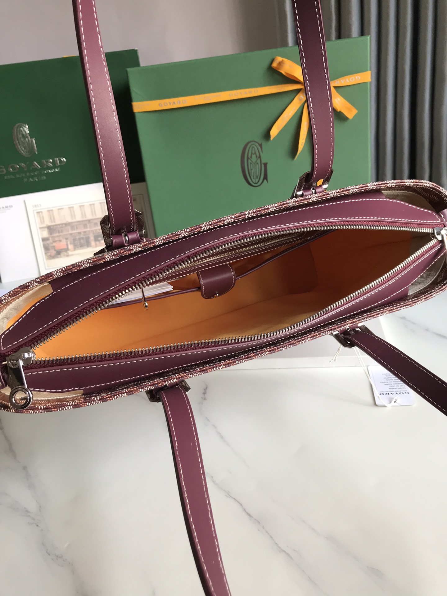 P1720 Goyard burgundy antique bag upright shape overflowing with urban fashion sensibility elegant simplicity unisex cool model full double zipper opening with double compartment pockets handle length can be adjusted either handheld or shoulder! Size: 35.5*24.5*10cm-High-fashion factory