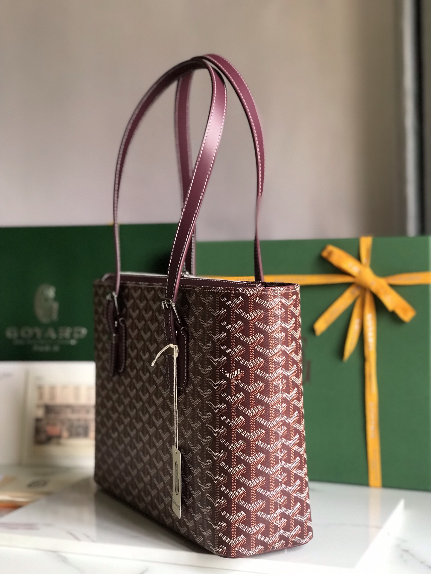 P1720 Goyard burgundy antique bag upright shape overflowing with urban fashion sensibility elegant simplicity unisex cool model full double zipper opening with double compartment pockets handle length can be adjusted either handheld or shoulder! Size: 35.5*24.5*10cm-High-fashion factory