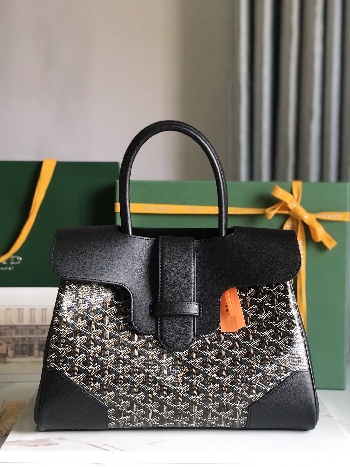 P1980 Goyard Negro Saigon Tote Esta bolsa madre Saigon tiene aura de BK tan pronto como aparece en escena en general más atmosférica y elegante al mismo tiempo emana un encanto único y perezoso ambos lados 🉑️ desplegada capacidad interna es muy grande adherirse a la practicidad consistente y ligero medido 🉑️ poner 14 mac pro¡11 colores para elegirLos colores clásicos son perfectos para el otoño y el inviernoLos colores brillantes y hermosos también pueden hacer que la temporada aburrida sea más enérgica!Se entrega en una caja de regalo 🎁.Tamaño: 34x18x24cm🔎020236Negro