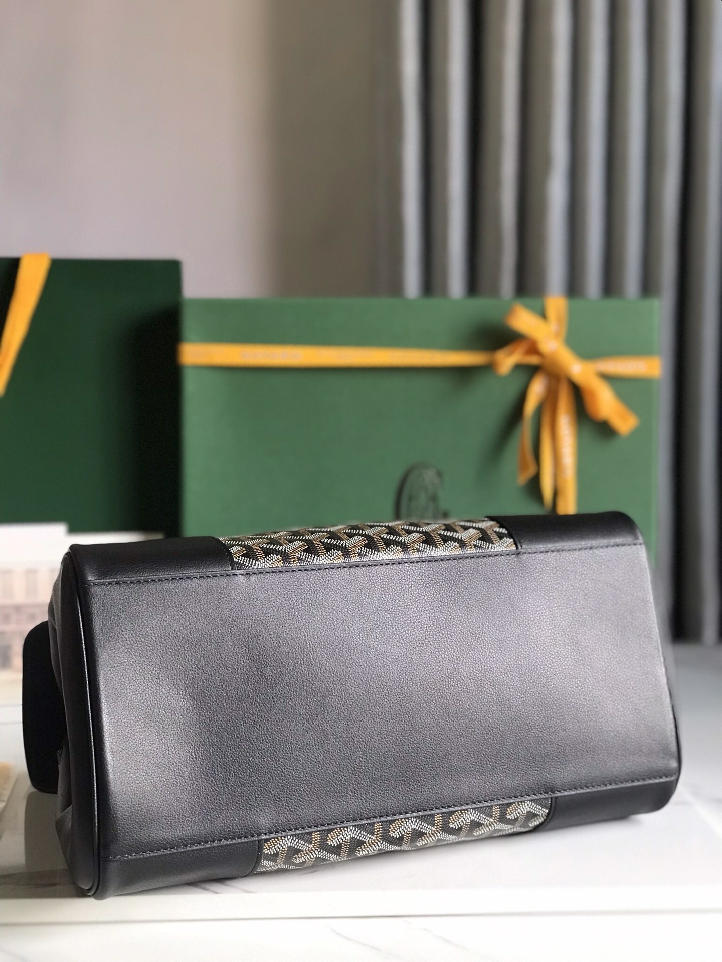 P1980 Goyard Black Saigon Tote Esta bolsa mãe Saigon tem a aura de BK assim que aparece em cena em geral mais atmosférica e elegante ao mesmo tempo exala um charme único e preguiçoso Ambos os lados 🉑️ desdobrou a capacidade interna de um grande aderindo à consistente praticidade e leveza do teste 🉑️ colocar 14 mac pro 11 cores podem ser selecionadas à vontade! As cores clássicas são muito adequadas para o outono e inverno cores brilhantes e bonitas também podem fazer com que a estação aborrecida tenha mais vitalidade caixa de oferta de entrega 🎁size: 34x18x24cm 🔎020236 preto - fábrica de alta imitação