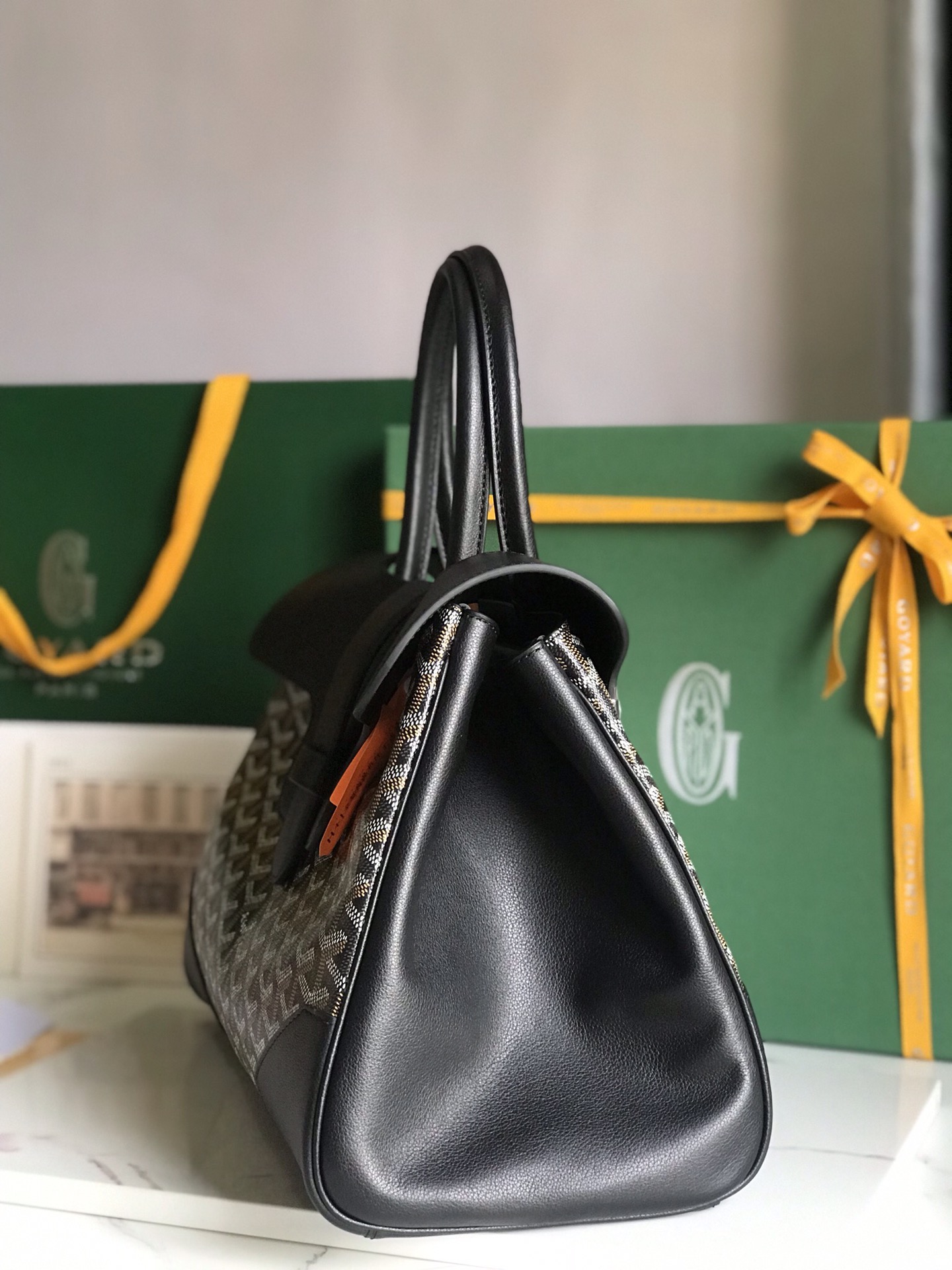 P1980 Goyard Negro Saigon Tote Esta bolsa madre Saigon tiene aura de BK tan pronto como aparece en escena en general más atmosférica y elegante al mismo tiempo emana un encanto único y perezoso ambos lados 🉑️ desplegada capacidad interna es muy grande adherirse a la practicidad consistente y ligero medido 🉑️ poner 14 mac pro¡11 colores para elegirLos colores clásicos son perfectos para el otoño y el inviernoLos colores brillantes y hermosos también pueden hacer que la temporada aburrida sea más enérgica!Se entrega en una caja de regalo 🎁.Tamaño: 34x18x24cm🔎020236Negro