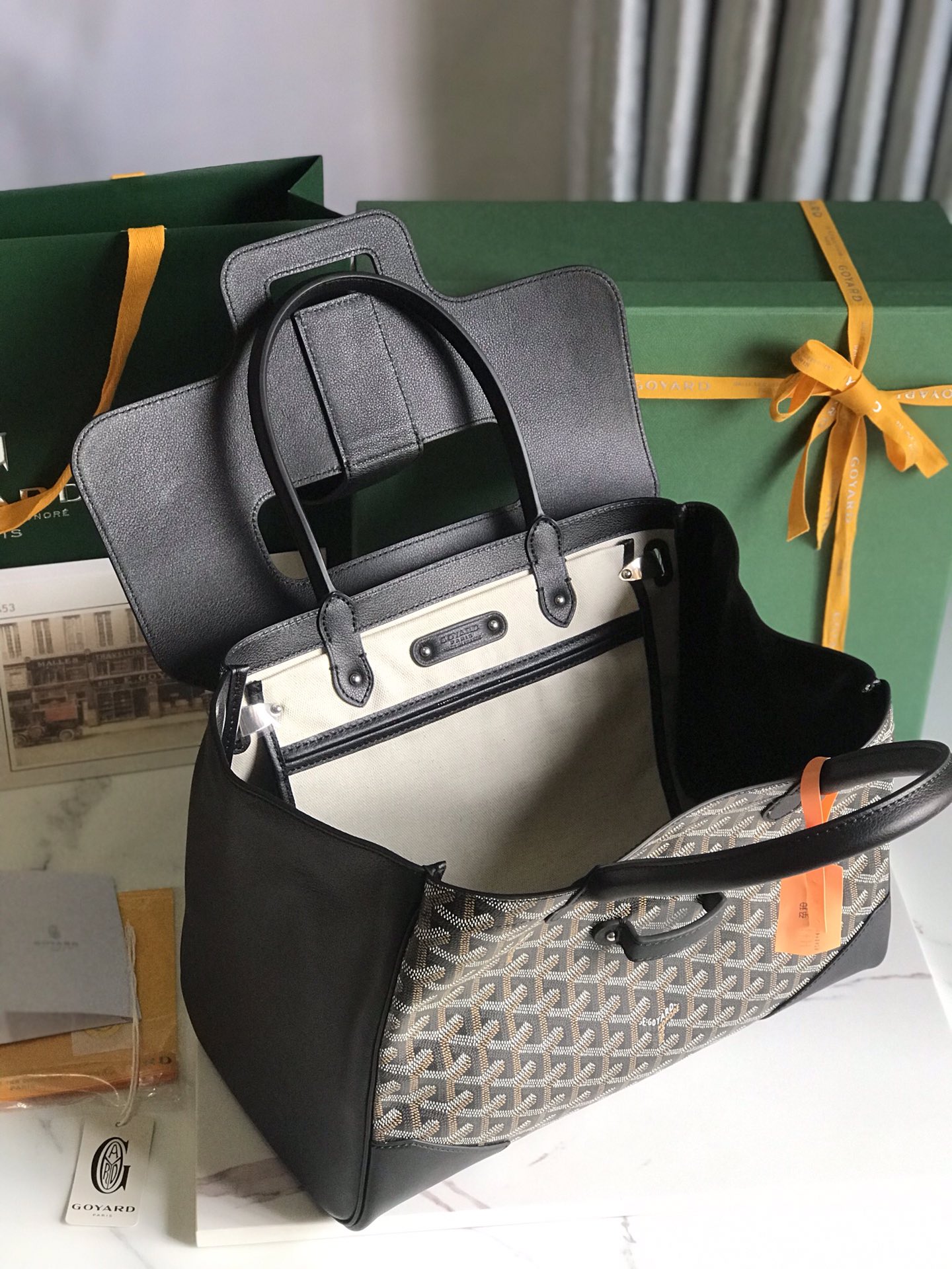 P1980 Goyard Negro Saigon Tote Esta bolsa madre Saigon tiene aura de BK tan pronto como aparece en escena en general más atmosférica y elegante al mismo tiempo emana un encanto único y perezoso ambos lados 🉑️ desplegada capacidad interna es muy grande adherirse a la practicidad consistente y ligero medido 🉑️ poner 14 mac pro¡11 colores para elegirLos colores clásicos son perfectos para el otoño y el inviernoLos colores brillantes y hermosos también pueden hacer que la temporada aburrida sea más enérgica!Se entrega en una caja de regalo 🎁.Tamaño: 34x18x24cm🔎020236Negro