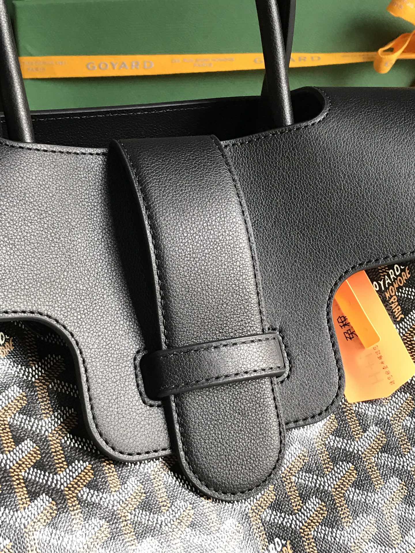 P1980 Goyard Black Saigon Tote Esta bolsa mãe Saigon tem a aura de BK assim que aparece em cena em geral mais atmosférica e elegante ao mesmo tempo exala um charme único e preguiçoso Ambos os lados 🉑️ desdobrou a capacidade interna de um grande aderindo à consistente praticidade e leveza do teste 🉑️ colocar 14 mac pro 11 cores podem ser selecionadas à vontade! As cores clássicas são muito adequadas para o outono e inverno cores brilhantes e bonitas também podem fazer com que a estação aborrecida tenha mais vitalidade caixa de oferta de entrega 🎁size: 34x18x24cm 🔎020236 preto - fábrica de alta imitação