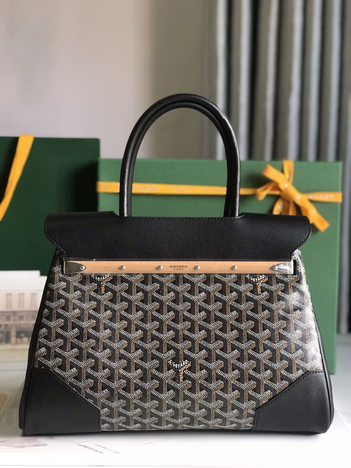 P1980 Goyard Negro Saigon Tote Esta bolsa madre Saigon tiene aura de BK tan pronto como aparece en escena en general más atmosférica y elegante al mismo tiempo emana un encanto único y perezoso ambos lados 🉑️ desplegada capacidad interna es muy grande adherirse a la practicidad consistente y ligero medido 🉑️ poner 14 mac pro¡11 colores para elegirLos colores clásicos son perfectos para el otoño y el inviernoLos colores brillantes y hermosos también pueden hacer que la temporada aburrida sea más enérgica!Se entrega en una caja de regalo 🎁.Tamaño: 34x18x24cm🔎020236Negro