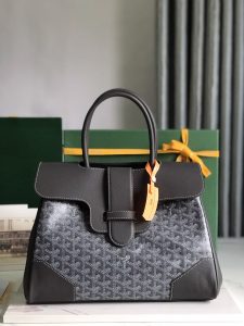 P1980 Goyard Black Saigon Tote حقيبة سايغون السوداء هذه الحقيبة الأم سايغون بمجرد خروجها من BK بشكل عام أكثر جاذبية وأناقة في نفس الوقت تنضح بسحر فريد وكسول على كلا الجانبين 🉑️ السعة الداخلية غير القابلة للطي كبيرة جدًا في الالتزام بالتطبيق العملي المتسق وخفة الوزن المقاس 🉑️ وضع 14 ماك برو 11 لونًا يمكن اختيارها عشوائيًا باللون الكلاسيكي مناسب جدًا لفصلي الخريف والشتاء ألوان مشرقة وجميلة يمكن أن تجعل الموسم الباهت أكثر حيوية الحجم: 34 × 18 × 24 سم 🔎 020236 أسود - مصنع تقليد عالي