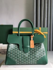 P1980 حقيبة Goyard Green Saigon Tote حقيبة سايغون الخضراء هذه الحقيبة الأم سايغون لديها هالة BK بمجرد ظهورها على الساحة بشكل عام أكثر جاذبية وأناقة في نفس الوقت تنضح بسحر فريد وخامل كلا الجانبين 🉑️ السعة الداخلية غير المطوية كبيرة جدًا تلتزم بالتطبيق العملي المتسق وخفة الاختبار الفعلي 🉑️ وضع 14 من ماك برو 11 لونًا يمكن اختيارها حسب الرغبة! الألوان الكلاسيكية مناسبة جدًا لفصلي الخريف والشتاء الألوان الزاهية والجميلة يمكن أن تجعل الموسم الباهت أكثر حيوية الحجم: 34x18x24 سم 🔎020236 أخضر - مصنع تقليد عالي