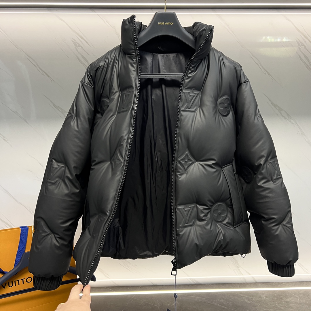 P1400 Premium Down ⬆️Louis Vuitton 23FW TECHNOLOGICAL LEATHER FILM MONOGRAM OLD FLOWER EMBOSSED DOWN JACKET テクノロジカル・レザー・フィルム フルワイド モノグラム・パターンのエンボス加工を施し、中わたには95ユーロのグースネック・ダウンを使用した巾着型ジャケットです。-スタンダード・フィット-フル・ワイド・モノグラム・エンボス・パターン-ジップ・フロント・クロージャー-レザー・リブ・カラー-サイド・シーム・ポケット-中わた-内側中わた。中わた95%グースダウン●メイン素材：ナイロンコーティングを除く100%●その他：84%ポリファイバー16%ナイロンSIZE：48-56. D9880076750-ハイファッション・バッグ