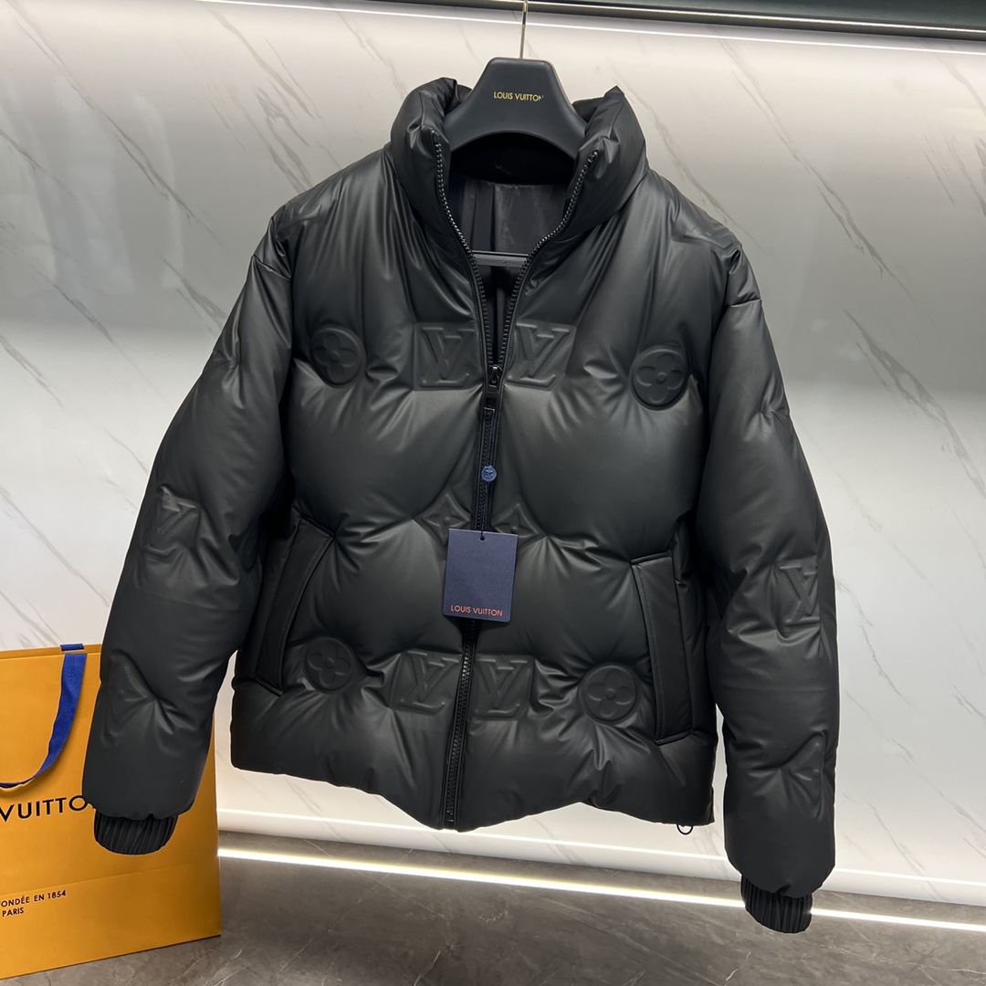 P1400 Premium Down ⬆️Louis Vuitton 23FW TECHNOLOGICAL LEATHER FILM MONOGRAM OLD FLOWER EMBOSSED DOWN JACKET テクノロジカル・レザー・フィルム フルワイド モノグラム・パターンのエンボス加工を施し、中わたには95ユーロのグースネック・ダウンを使用した巾着型ジャケットです。-スタンダード・フィット-フル・ワイド・モノグラム・エンボス・パターン-ジップ・フロント・クロージャー-レザー・リブ・カラー-サイド・シーム・ポケット-中わた-内側中わた。中わた95%グースダウン●メイン素材：ナイロンコーティングを除く100%●その他：84%ポリファイバー16%ナイロンSIZE：48-56. D9880076750-ハイファッション・バッグ