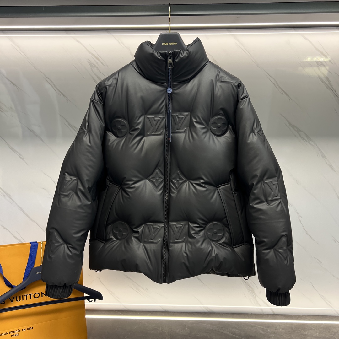 P1400 Premium Down ⬆️Louis Vuitton 23FW TECHNOLOGICAL LEATHER FILM MONOGRAM OLD FLOWER EMBOSSED DOWN JACKET テクノロジカル・レザー・フィルム フルワイド モノグラム・パターンのエンボス加工を施し、中わたには95ユーロのグースネック・ダウンを使用した巾着型ジャケットです。-スタンダード・フィット-フル・ワイド・モノグラム・エンボス・パターン-ジップ・フロント・クロージャー-レザー・リブ・カラー-サイド・シーム・ポケット-中わた-内側中わた。中わた95%グースダウン●メイン素材：ナイロンコーティングを除く100%●その他：84%ポリファイバー16%ナイロンSIZE：48-56. D9880076750-ハイファッション・バッグ