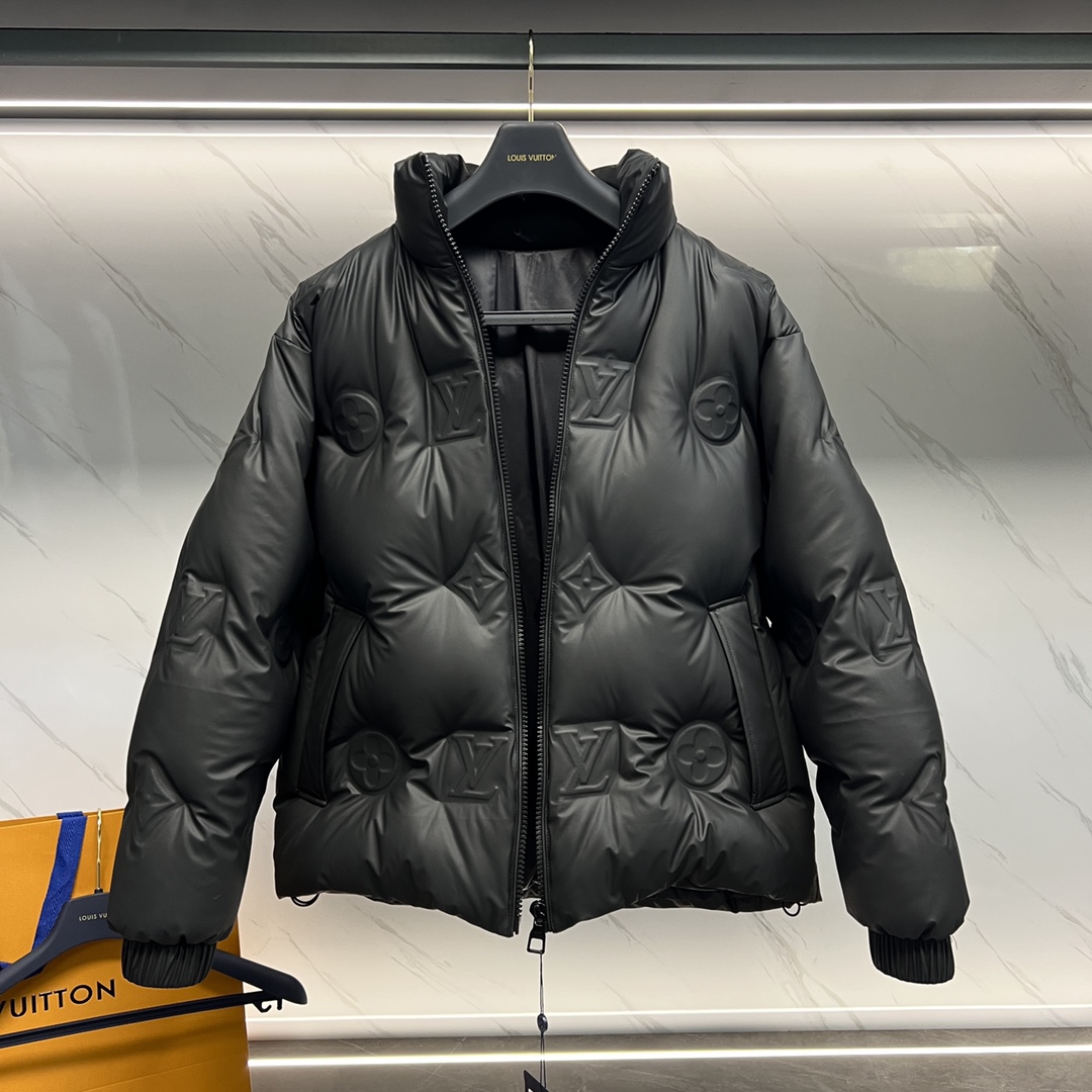 P1400 Premium Down ⬆️Louis Vuitton 23FW TECHNOLOGICAL LEATHER FILM MONOGRAM OLD FLOWER EMBOSSED DOWN JACKET テクノロジカル・レザー・フィルム フルワイド モノグラム・パターンのエンボス加工を施し、中わたには95ユーロのグースネック・ダウンを使用した巾着型ジャケットです。-スタンダード・フィット-フル・ワイド・モノグラム・エンボス・パターン-ジップ・フロント・クロージャー-レザー・リブ・カラー-サイド・シーム・ポケット-中わた-内側中わた。中わた95%グースダウン●メイン素材：ナイロンコーティングを除く100%●その他：84%ポリファイバー16%ナイロンSIZE：48-56. D9880076750-ハイファッション・バッグ