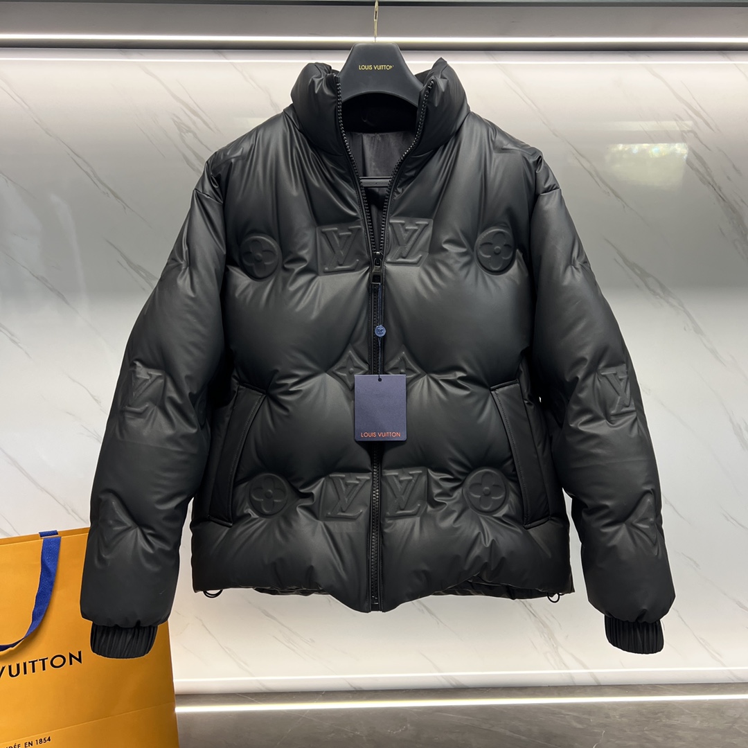 P1400 Premium Down ⬆️Louis Vuitton 23FW TECHNOLOGICAL LEATHER FILM MONOGRAM OLD FLOWER EMBOSSED DOWN JACKET テクノロジカル・レザー・フィルム フルワイド モノグラム・パターンのエンボス加工を施し、中わたには95ユーロのグースネック・ダウンを使用した巾着型ジャケットです。-スタンダード・フィット-フル・ワイド・モノグラム・エンボス・パターン-ジップ・フロント・クロージャー-レザー・リブ・カラー-サイド・シーム・ポケット-中わた-内側中わた。中わた95%グースダウン●メイン素材：ナイロンコーティングを除く100%●その他：84%ポリファイバー16%ナイロンSIZE：48-56. D9880076750-ハイファッション・バッグ