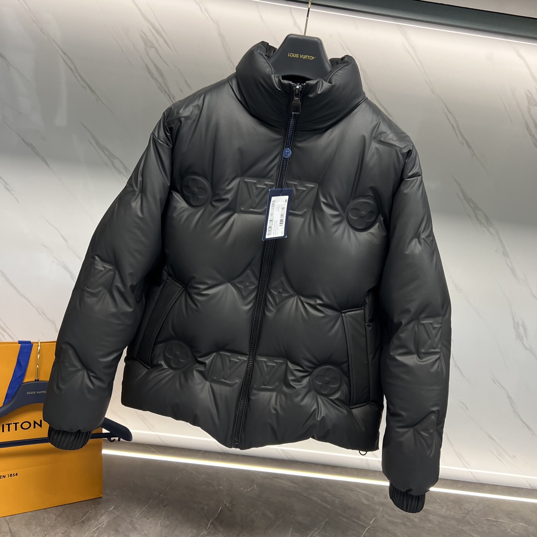 P1400 Premium Down ⬆️Louis Vuitton 23FW TECHNOLOGICAL LEATHER FILM MONOGRAM OLD FLOWER EMBOSSED DOWN JACKET テクノロジカル・レザー・フィルム フルワイド モノグラム・パターンのエンボス加工を施し、中わたには95ユーロのグースネック・ダウンを使用した巾着型ジャケットです。-スタンダード・フィット-フル・ワイド・モノグラム・エンボス・パターン-ジップ・フロント・クロージャー-レザー・リブ・カラー-サイド・シーム・ポケット-中わた-内側中わた。中わた95%グースダウン●メイン素材：ナイロンコーティングを除く100%●その他：84%ポリファイバー16%ナイロンSIZE：48-56. D9880076750-ハイファッション・バッグ