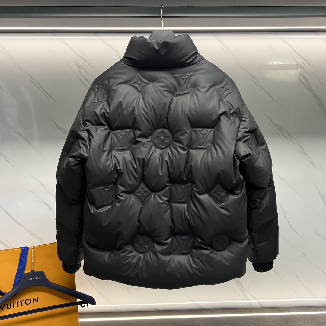 P1400 Premium Down ⬆️Louis Vuitton 23FW TECHNOLOGICAL LEATHER FILM MONOGRAM OLD FLOWER EMBOSSED DOWN JACKET テクノロジカル・レザー・フィルム フルワイド モノグラム・パターンのエンボス加工を施し、中わたには95ユーロのグースネック・ダウンを使用した巾着型ジャケットです。-スタンダード・フィット-フル・ワイド・モノグラム・エンボス・パターン-ジップ・フロント・クロージャー-レザー・リブ・カラー-サイド・シーム・ポケット-中わた-内側中わた。中わた95%グースダウン●メイン素材：ナイロンコーティングを除く100%●その他：84%ポリファイバー16%ナイロンSIZE：48-56. D9880076750-ハイファッション・バッグ