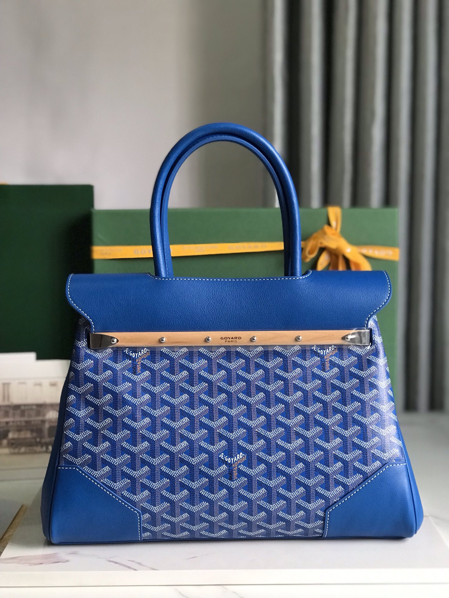 P1980 Goyard Blue Saigon Tote حقيبة سايغون الزرقاء هذه الحقيبة الأم سايغون لديها هالة BK بمجرد ظهورها على الساحة بشكل عام أكثر جاذبية وأناقة في نفس الوقت تنضح بسحر فريد وخامل كلا الجانبين 🉑️ السعة الداخلية غير القابلة للطي كبيرة جدًا تلتزم بالتطبيق العملي المتسق وخفة الاختبار الفعلي 🉑️ وضع 14 من ماك برو 11 لونًا يمكن اختيارها حسب الرغبة! ألوان كلاسيكية مناسبة جدًا لفصلي الخريف والشتاء ألوان مشرقة وجميلة يمكن أن تجعل الموسم الباهت أكثر حيوية الحجم: 34x18x24 سم 🔎020236 أزرق - مصنع تقليد عالي