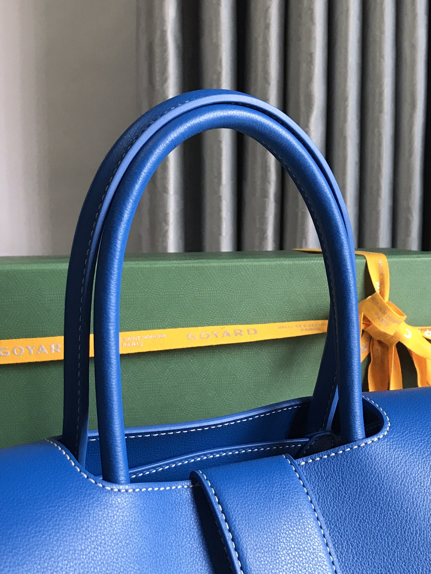 P1980 Goyard Blue Saigon Tote حقيبة سايغون الزرقاء هذه الحقيبة الأم سايغون لديها هالة BK بمجرد ظهورها على الساحة بشكل عام أكثر جاذبية وأناقة في نفس الوقت تنضح بسحر فريد وخامل كلا الجانبين 🉑️ السعة الداخلية غير القابلة للطي كبيرة جدًا تلتزم بالتطبيق العملي المتسق وخفة الاختبار الفعلي 🉑️ وضع 14 من ماك برو 11 لونًا يمكن اختيارها حسب الرغبة! ألوان كلاسيكية مناسبة جدًا لفصلي الخريف والشتاء ألوان مشرقة وجميلة يمكن أن تجعل الموسم الباهت أكثر حيوية الحجم: 34x18x24 سم 🔎020236 أزرق - مصنع تقليد عالي