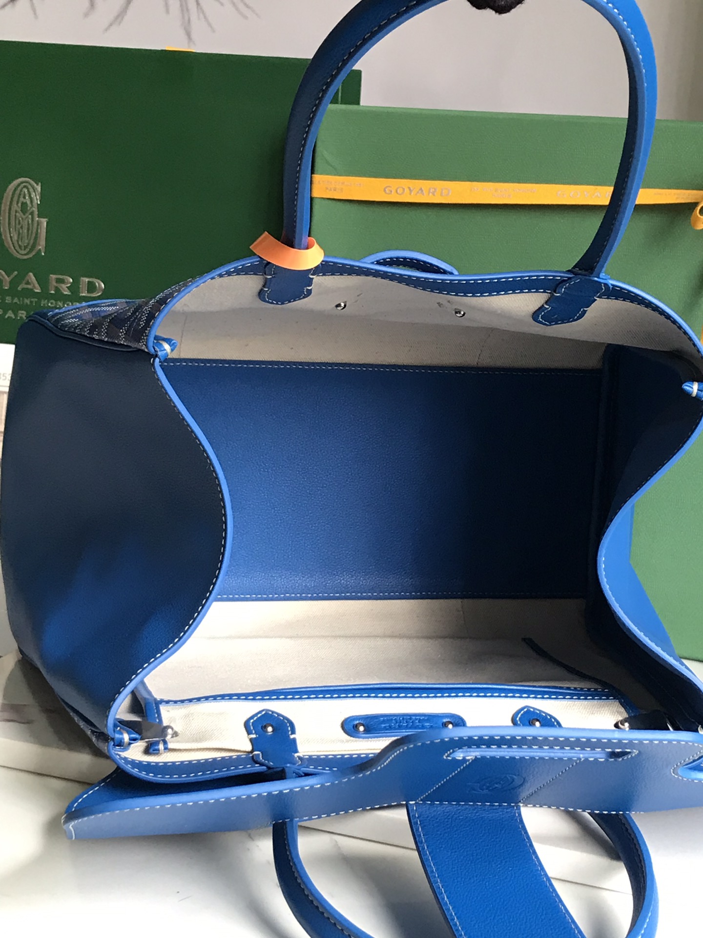 P1980 Goyard Blue Saigon Tote حقيبة سايغون الزرقاء هذه الحقيبة الأم سايغون لديها هالة BK بمجرد ظهورها على الساحة بشكل عام أكثر جاذبية وأناقة في نفس الوقت تنضح بسحر فريد وخامل كلا الجانبين 🉑️ السعة الداخلية غير القابلة للطي كبيرة جدًا تلتزم بالتطبيق العملي المتسق وخفة الاختبار الفعلي 🉑️ وضع 14 من ماك برو 11 لونًا يمكن اختيارها حسب الرغبة! ألوان كلاسيكية مناسبة جدًا لفصلي الخريف والشتاء ألوان مشرقة وجميلة يمكن أن تجعل الموسم الباهت أكثر حيوية الحجم: 34x18x24 سم 🔎020236 أزرق - مصنع تقليد عالي