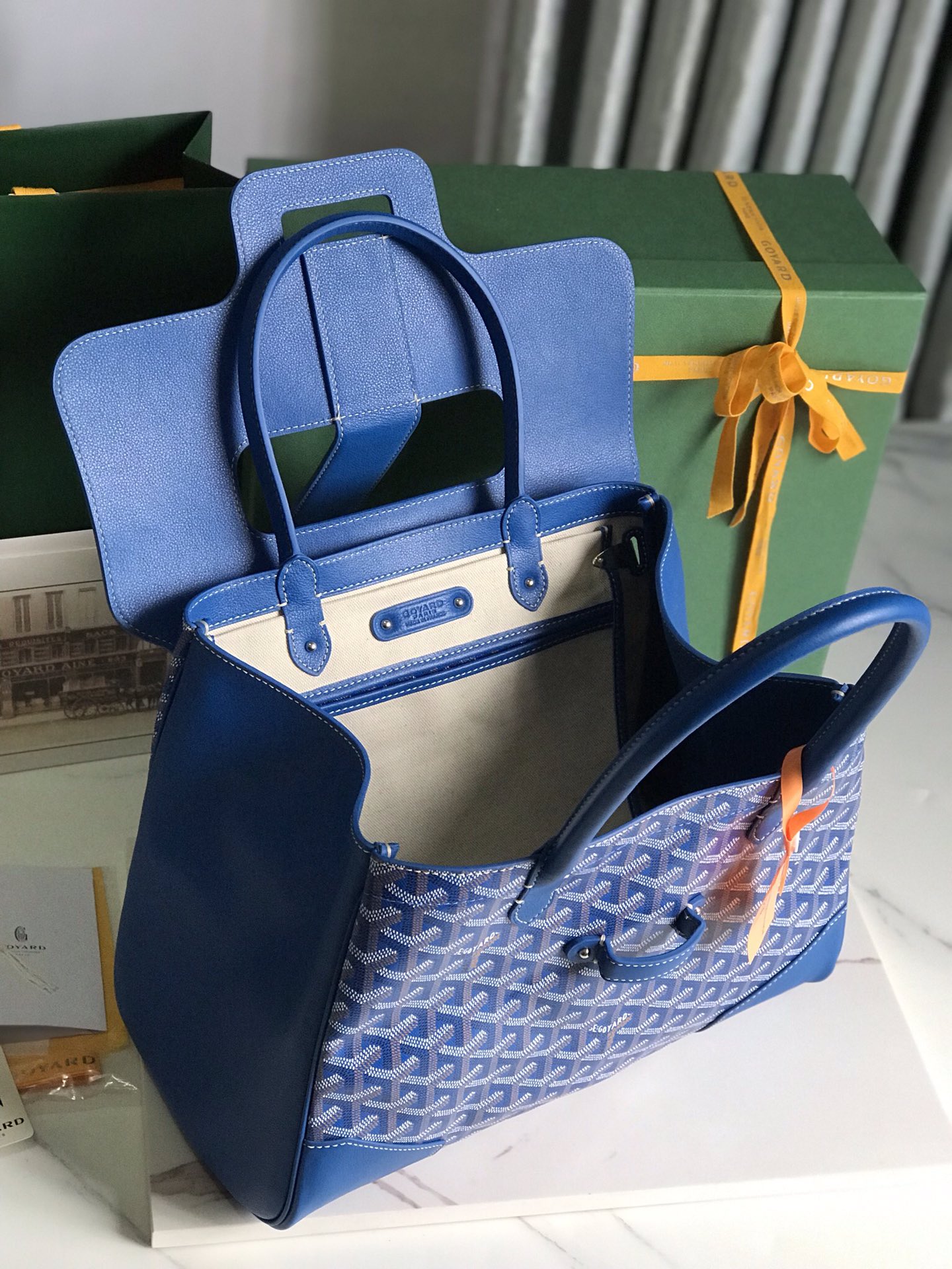 P1980 Goyard Blue Saigon Tote حقيبة سايغون الزرقاء هذه الحقيبة الأم سايغون لديها هالة BK بمجرد ظهورها على الساحة بشكل عام أكثر جاذبية وأناقة في نفس الوقت تنضح بسحر فريد وخامل كلا الجانبين 🉑️ السعة الداخلية غير القابلة للطي كبيرة جدًا تلتزم بالتطبيق العملي المتسق وخفة الاختبار الفعلي 🉑️ وضع 14 من ماك برو 11 لونًا يمكن اختيارها حسب الرغبة! ألوان كلاسيكية مناسبة جدًا لفصلي الخريف والشتاء ألوان مشرقة وجميلة يمكن أن تجعل الموسم الباهت أكثر حيوية الحجم: 34x18x24 سم 🔎020236 أزرق - مصنع تقليد عالي