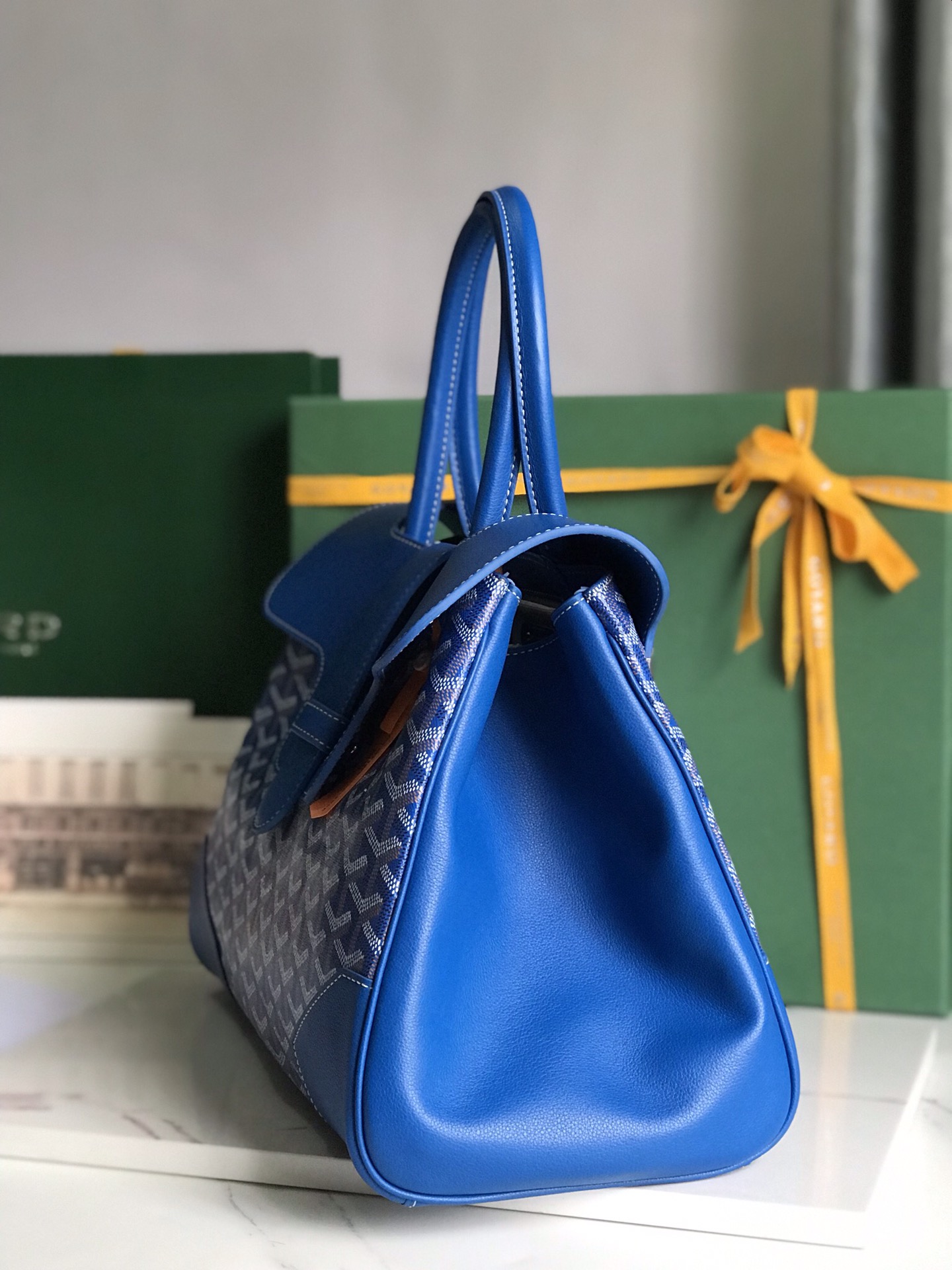 P1980 Goyard Blue Saigon Tote حقيبة سايغون الزرقاء هذه الحقيبة الأم سايغون لديها هالة BK بمجرد ظهورها على الساحة بشكل عام أكثر جاذبية وأناقة في نفس الوقت تنضح بسحر فريد وخامل كلا الجانبين 🉑️ السعة الداخلية غير القابلة للطي كبيرة جدًا تلتزم بالتطبيق العملي المتسق وخفة الاختبار الفعلي 🉑️ وضع 14 من ماك برو 11 لونًا يمكن اختيارها حسب الرغبة! ألوان كلاسيكية مناسبة جدًا لفصلي الخريف والشتاء ألوان مشرقة وجميلة يمكن أن تجعل الموسم الباهت أكثر حيوية الحجم: 34x18x24 سم 🔎020236 أزرق - مصنع تقليد عالي