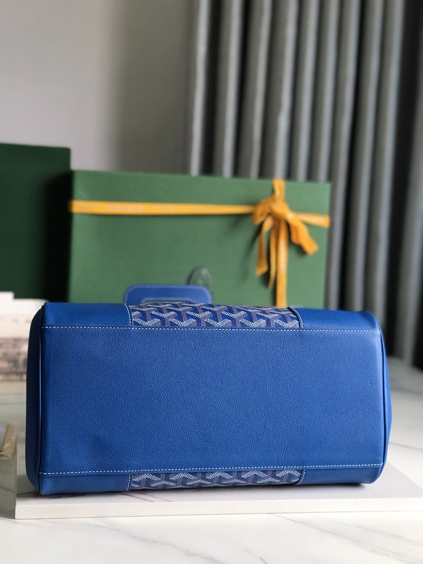 P1980 Goyard Blue Saigon Tote حقيبة سايغون الزرقاء هذه الحقيبة الأم سايغون لديها هالة BK بمجرد ظهورها على الساحة بشكل عام أكثر جاذبية وأناقة في نفس الوقت تنضح بسحر فريد وخامل كلا الجانبين 🉑️ السعة الداخلية غير القابلة للطي كبيرة جدًا تلتزم بالتطبيق العملي المتسق وخفة الاختبار الفعلي 🉑️ وضع 14 من ماك برو 11 لونًا يمكن اختيارها حسب الرغبة! ألوان كلاسيكية مناسبة جدًا لفصلي الخريف والشتاء ألوان مشرقة وجميلة يمكن أن تجعل الموسم الباهت أكثر حيوية الحجم: 34x18x24 سم 🔎020236 أزرق - مصنع تقليد عالي