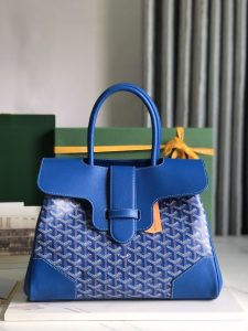 P1980 Goyard Blue Saigon Tote حقيبة سايغون الزرقاء هذه الحقيبة الأم سايغون لديها هالة BK بمجرد ظهورها على الساحة بشكل عام أكثر جاذبية وأناقة في نفس الوقت تنضح بسحر فريد وخامل كلا الجانبين 🉑️ السعة الداخلية غير القابلة للطي كبيرة جدًا تلتزم بالتطبيق العملي المتسق وخفة الاختبار الفعلي 🉑️ وضع 14 من ماك برو 11 لونًا يمكن اختيارها حسب الرغبة! ألوان كلاسيكية مناسبة جدًا لفصلي الخريف والشتاء ألوان مشرقة وجميلة يمكن أن تجعل الموسم الباهت أكثر حيوية الحجم: 34x18x24 سم 🔎020236 أزرق - مصنع تقليد عالي