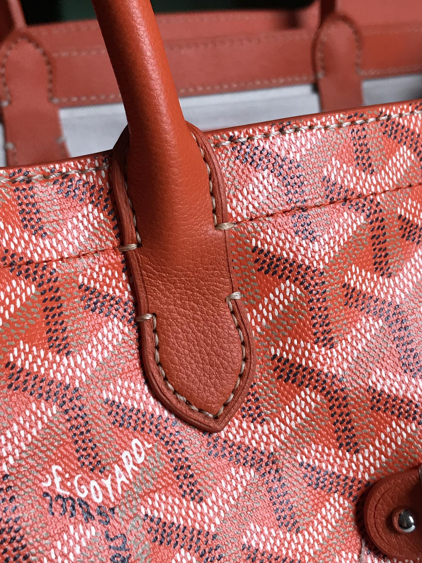 P1980 Goyard Big Red Saigon Tote This Saigon mother bag has BK's aura as soon as it appears on the scene overall more atmospheric and elegant at the same time exudes a unique and lethargic charm on both sides 🉑️ unfolding internal capacity is very large adhering to the consistent practicality and lightness of the actual test 🉑️ put 14 mac pro 11 colors can be selected at will! Classic color is very suitable for autumn and winter bright and beautiful colors can also make the dull season has more vitality size: 34x18x24cm 🔎 020236 big red - high imitation factory