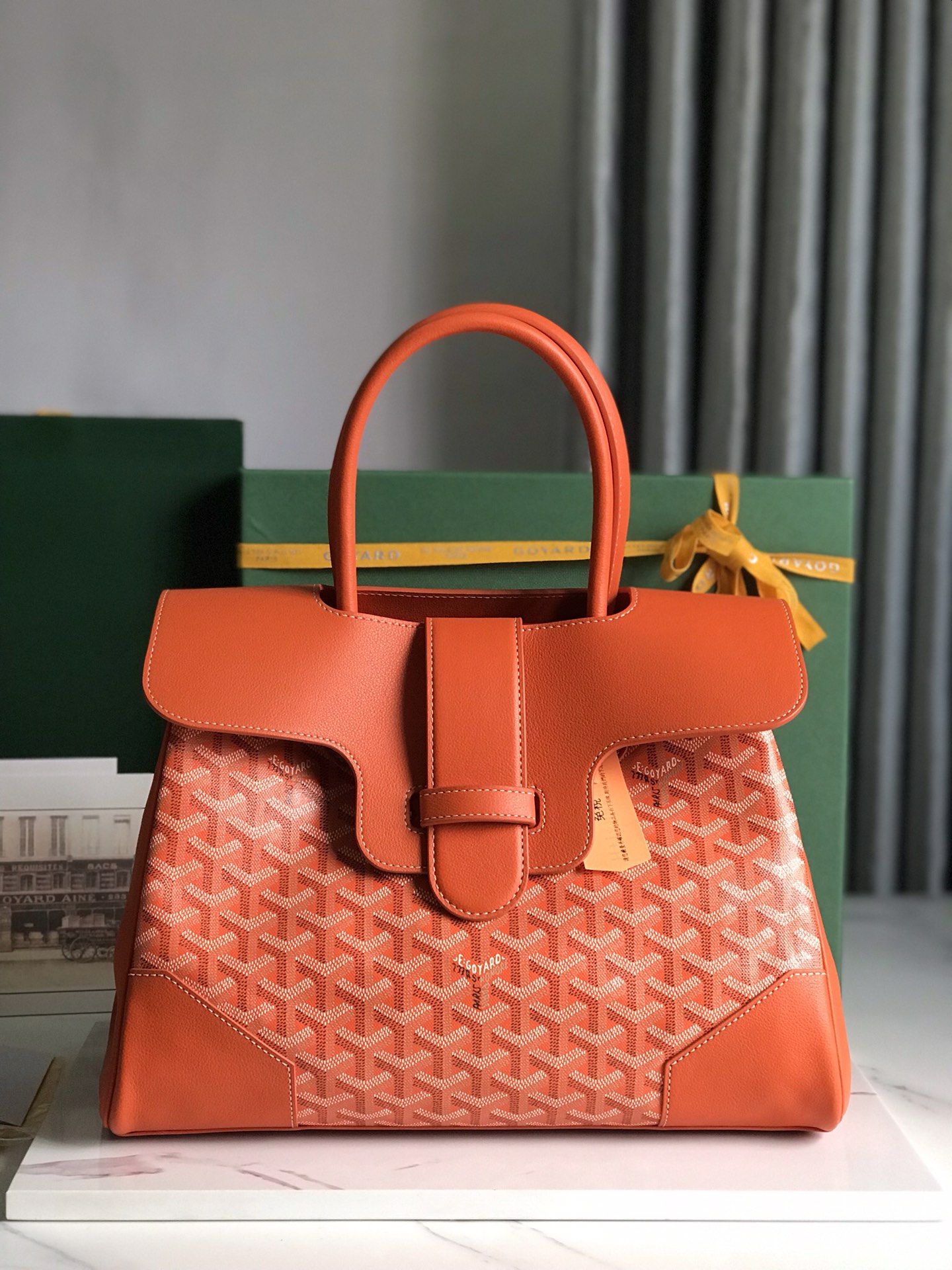 P1980 Goyard Big Red Saigon Tote This Saigon mother bag has BK's aura as soon as it appears on the scene overall more atmospheric and elegant at the same time exudes a unique and lethargic charm on both sides 🉑️ unfolding internal capacity is very large adhering to the consistent practicality and lightness of the actual test 🉑️ put 14 mac pro 11 colors can be selected at will! Classic color is very suitable for autumn and winter bright and beautiful colors can also make the dull season has more vitality size: 34x18x24cm 🔎 020236 big red - high imitation factory