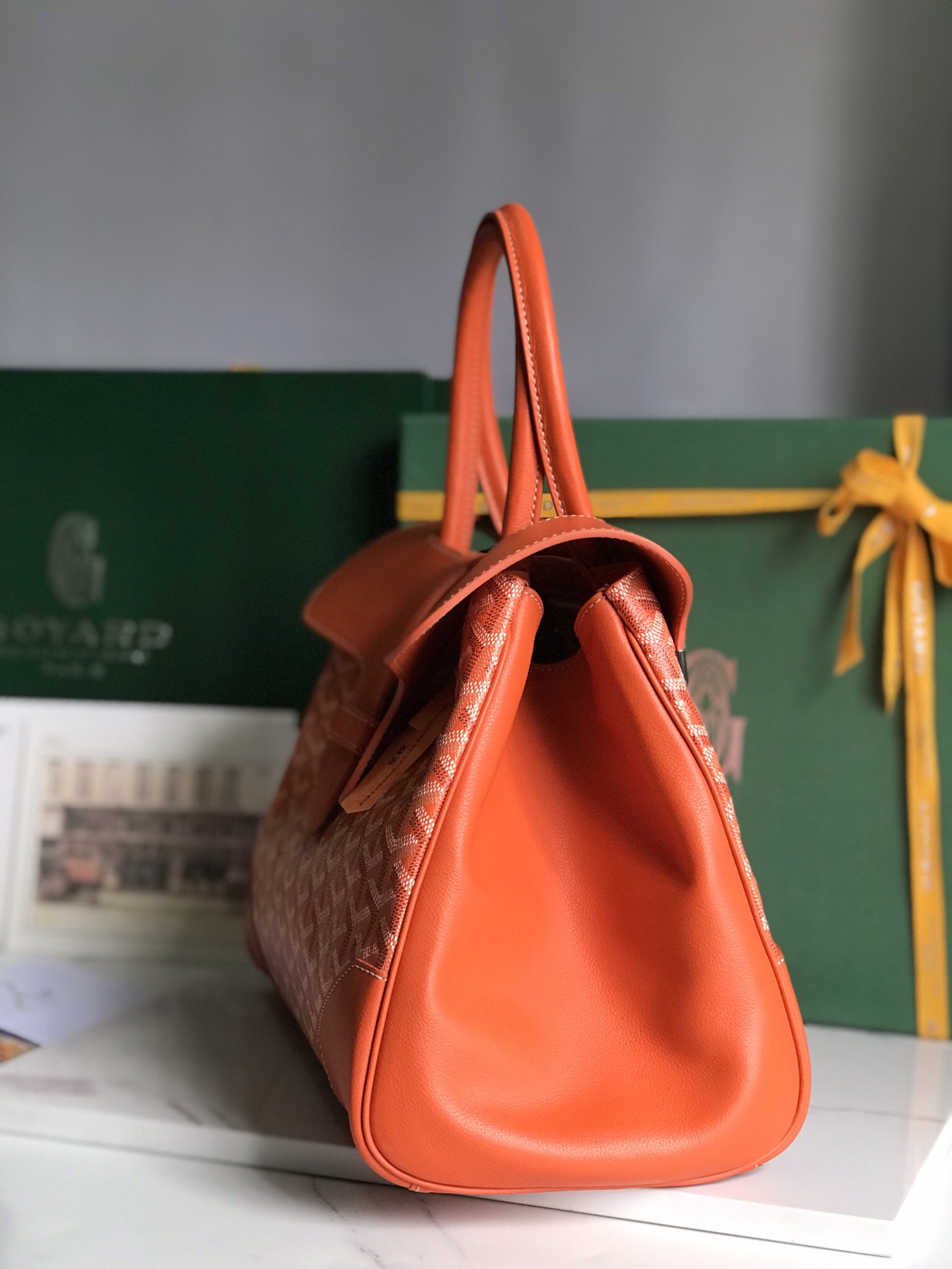 P1980 Goyard Big Red Saigon Tote Esta bolsa mãe Saigon tem a aura de BK assim que aparece em cena, em geral mais atmosférica e elegante, ao mesmo tempo que exala um charme único e preguiçoso em ambos os lados 🉑️ capacidade interna desdobrada é muito grande aderindo à praticidade consistente e leve medida 🉑️ colocar 14 mac pro11 cores podem ser selecionadas aleatoriamenteAs cores clássicas são muito adequadas para o outono e o InvernoAs cores brilhantes e bonitas também podem tornar a estação aborrecida mais dinâmicaTamanho: 34x18x24cm🔎020236 Vermelho grande