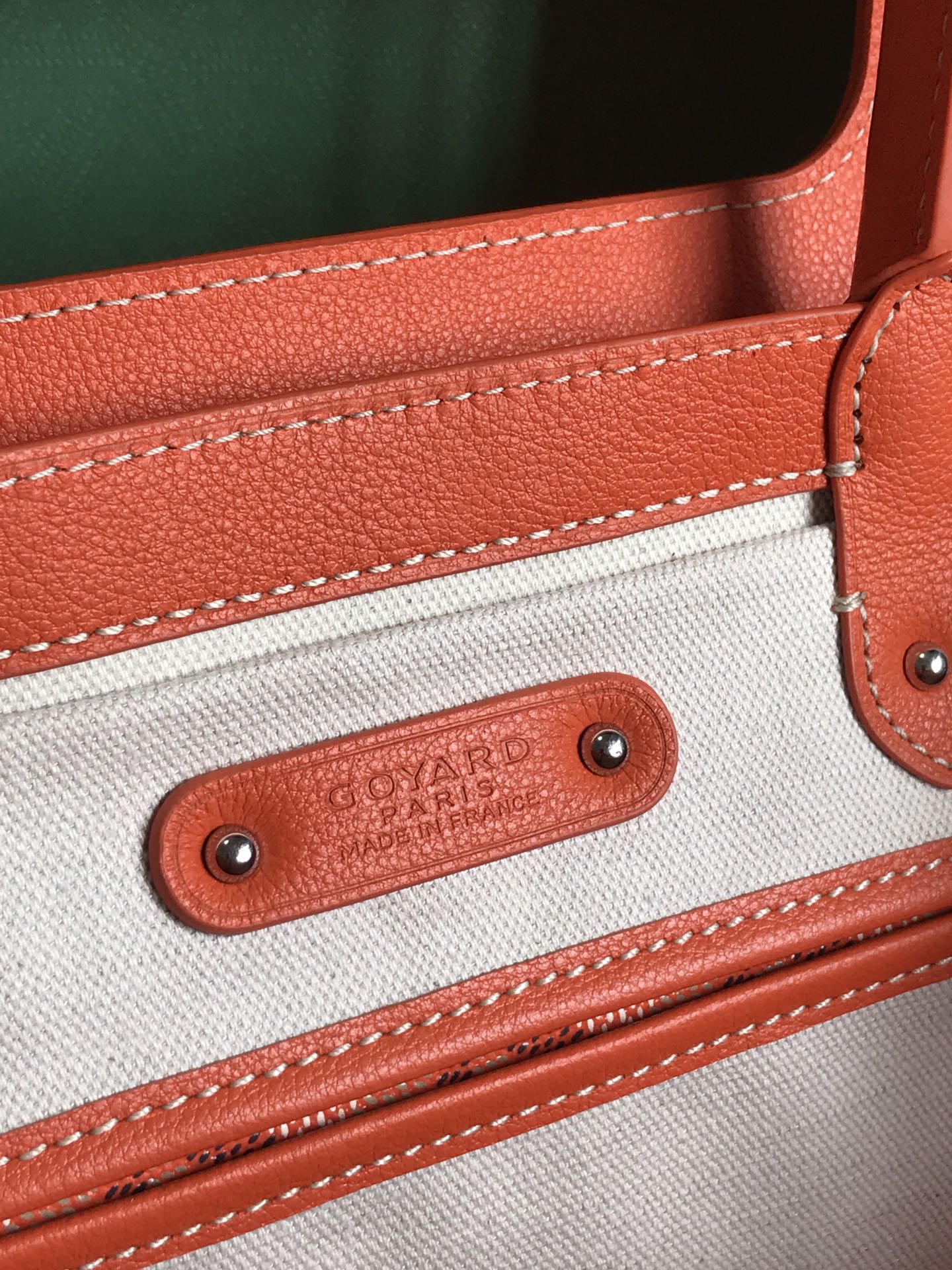 P1980 Goyard Big Red Saigon Tote This Saigon mother bag has BK's aura as soon as it appears on the scene overall more atmospheric and elegant at the same time exudes a unique and lethargic charm on both sides 🉑️ unfolding internal capacity is very large adhering to the consistent practicality and lightness of the actual test 🉑️ put 14 mac pro 11 colors can be selected at will! Classic color is very suitable for autumn and winter bright and beautiful colors can also make the dull season has more vitality size: 34x18x24cm 🔎 020236 big red - high imitation factory